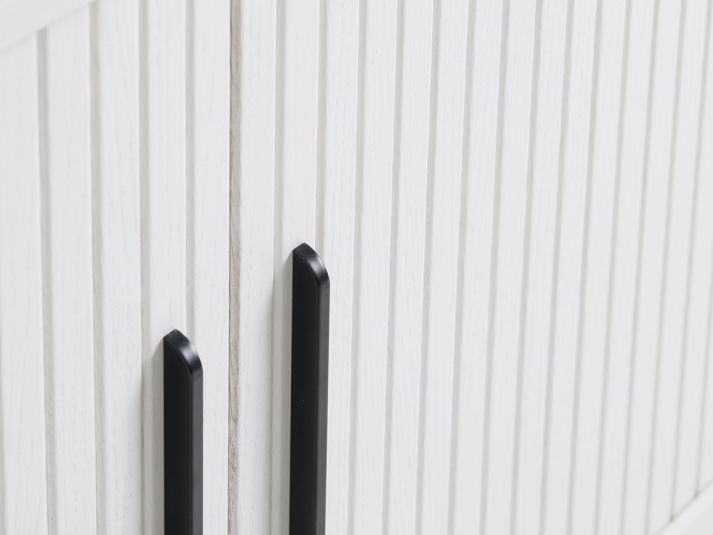 Komoda Gativel 120 cm lamele biała