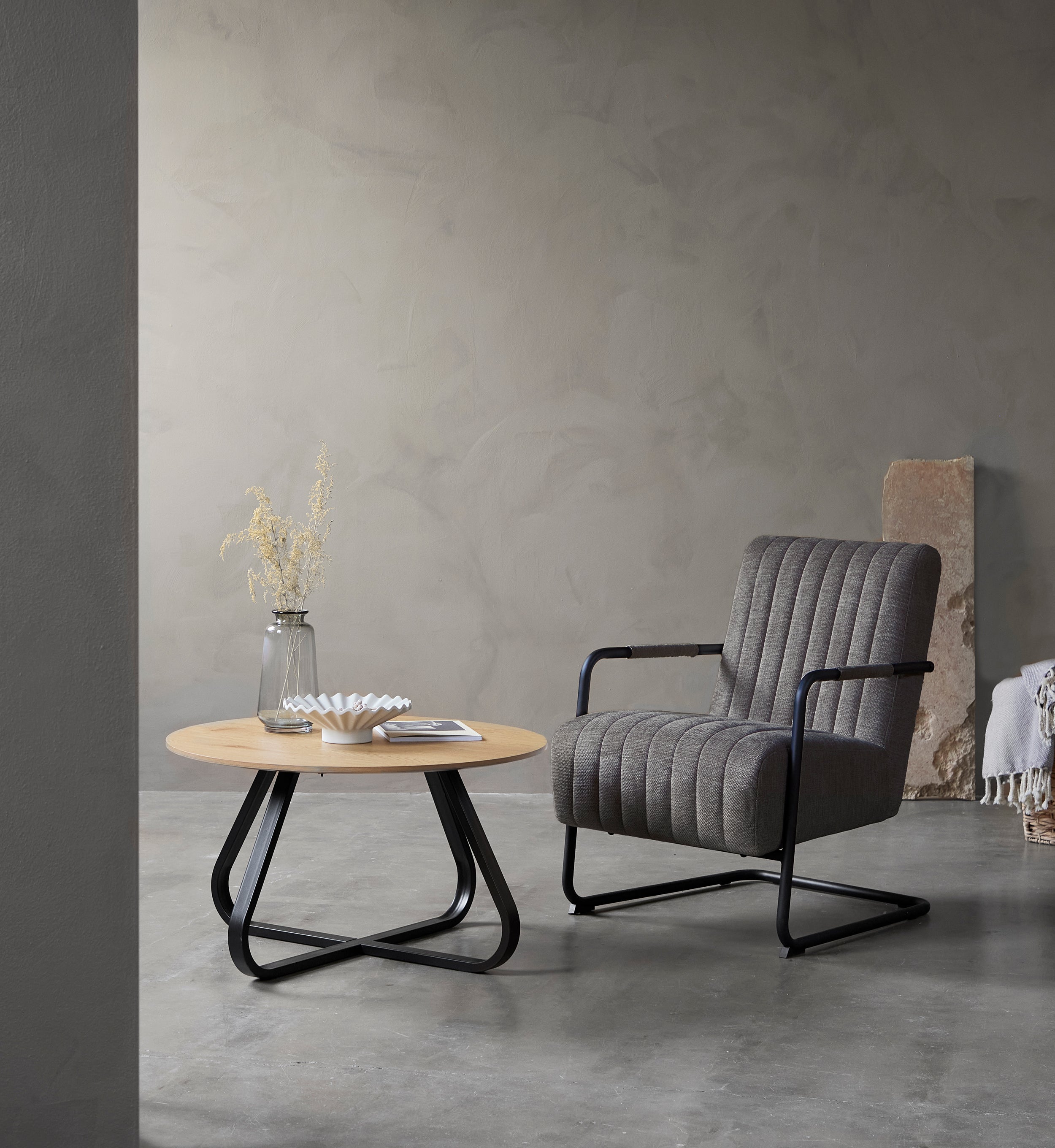 Fotel wypoczynkowy Trout z podłokietnikami grafitowy