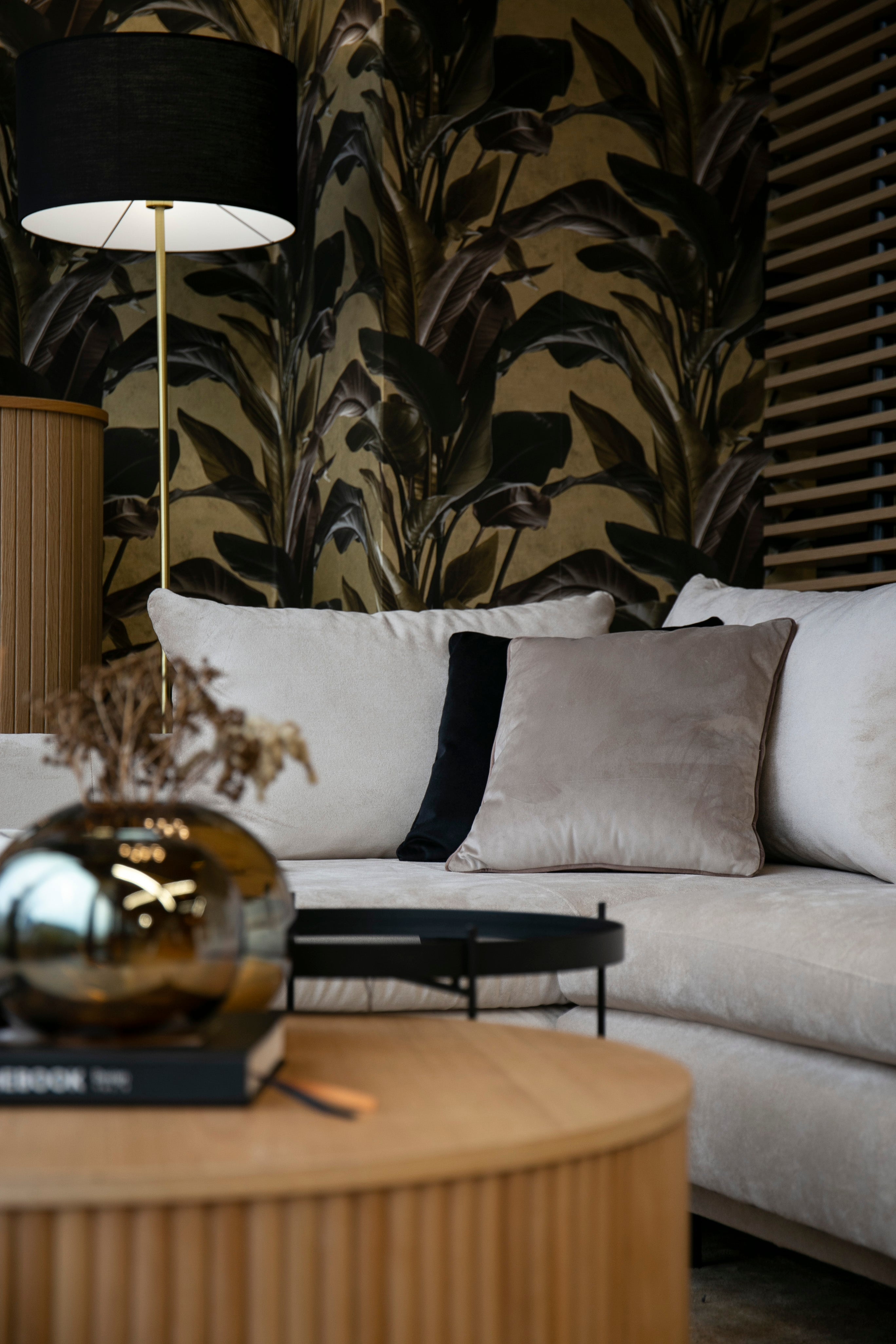 Narożnik z funkcją spania Demisbal L-kształtny z pojemnikiem beżowy w tkaninie hydrofobowej prawostronny