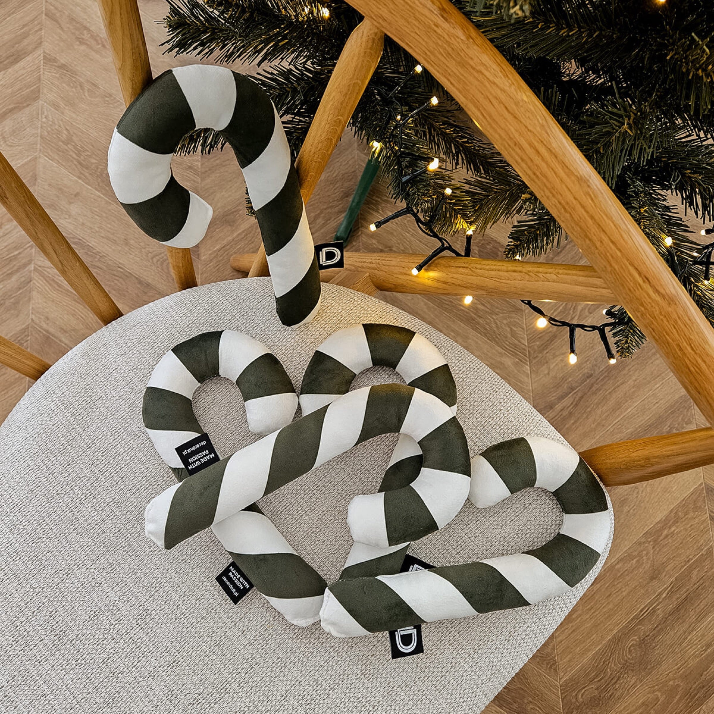Poduszka XMAS 24 cm zielona laska cukrowa