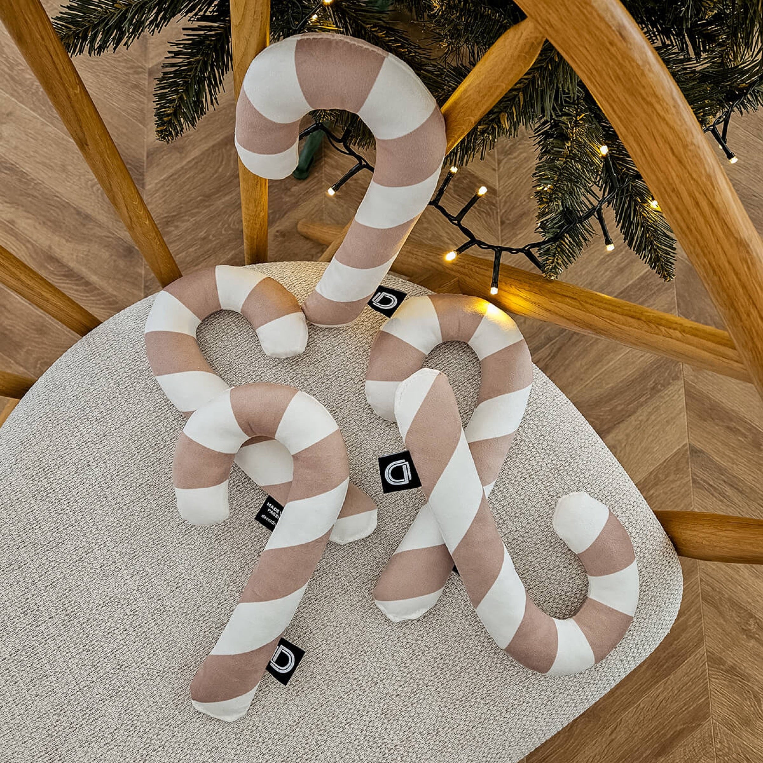 Poduszka XMAS 24 cm piaskowa laska cukrowa