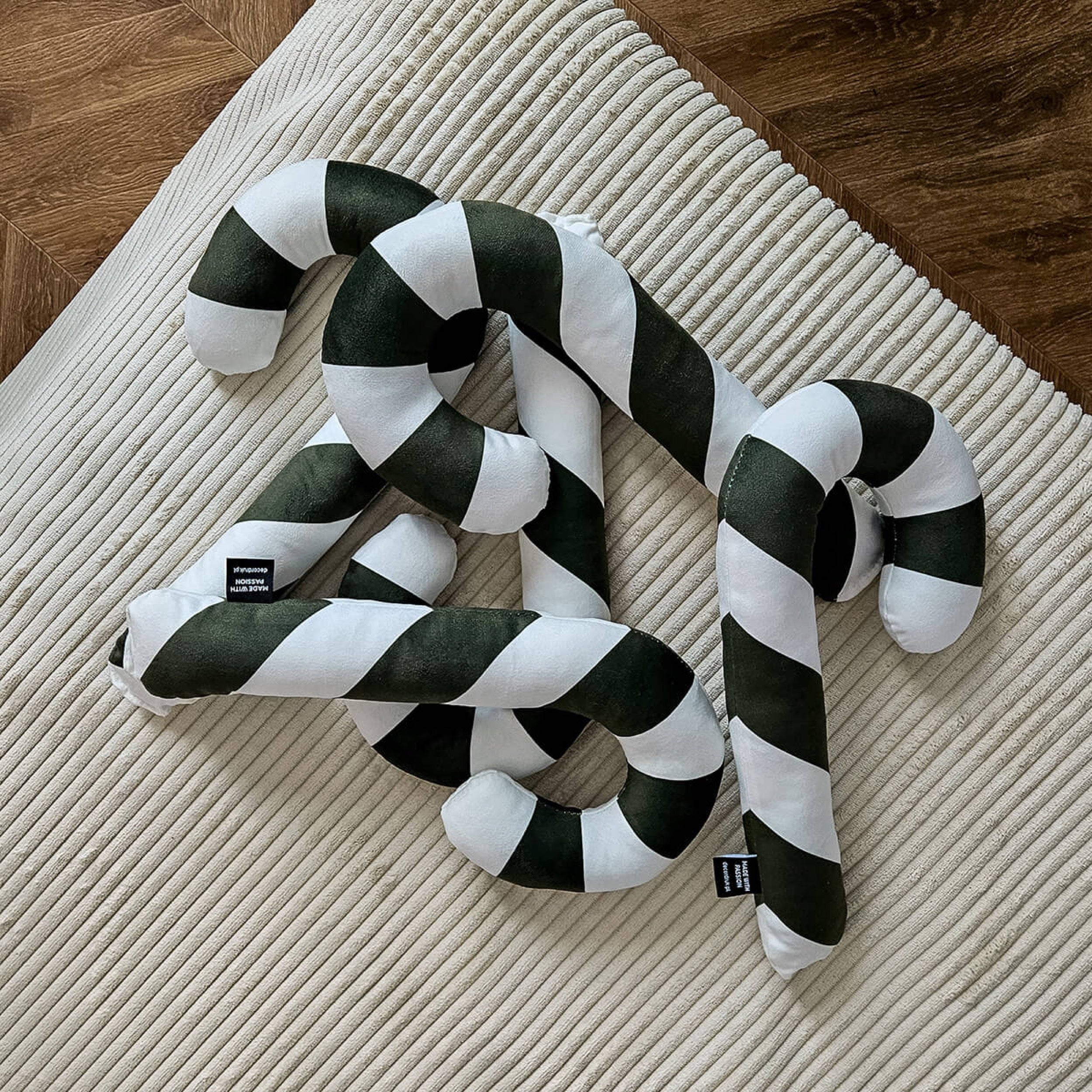 Poduszka XMAS 34 cm zielona laska cukrowa