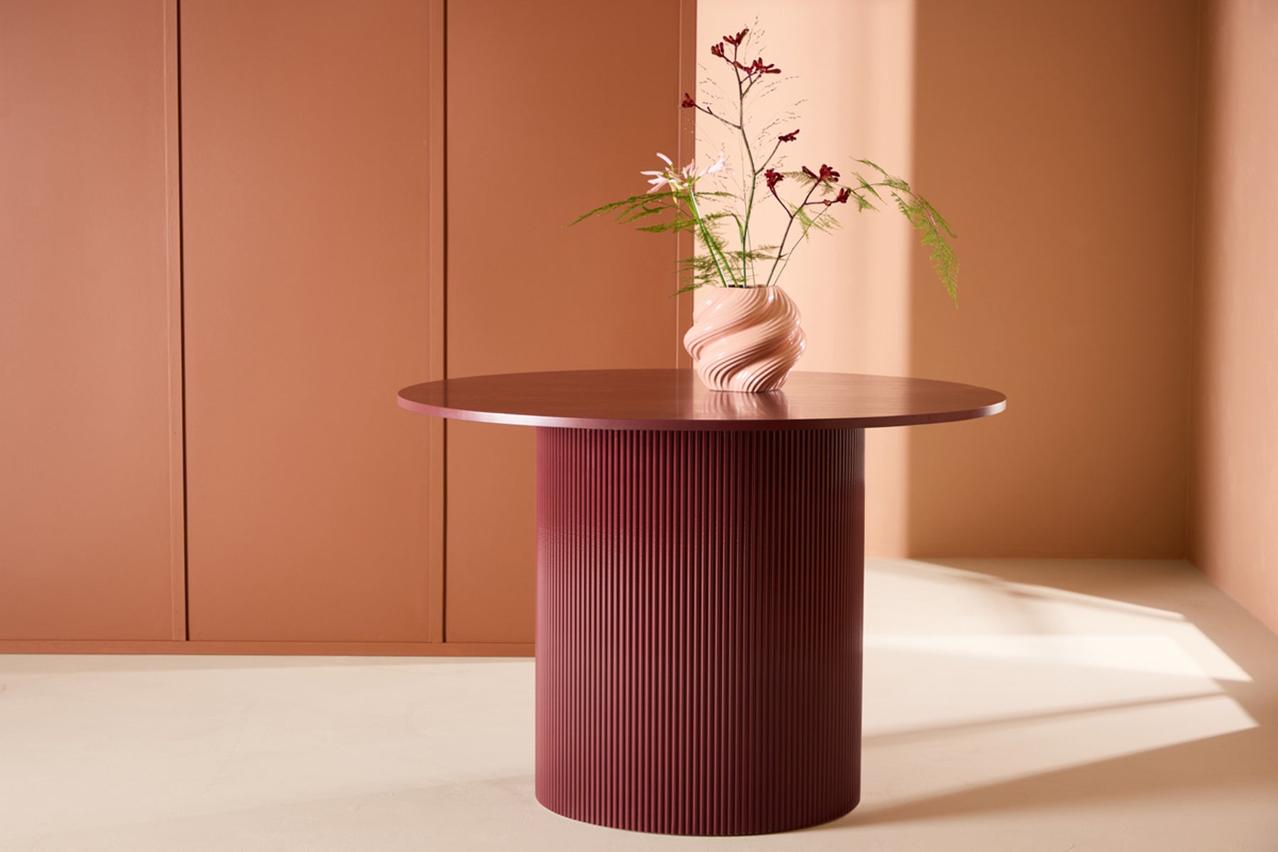 Stół do jadalni Lenox okrągły 110 cm bordowy z ryflowaną podstawą