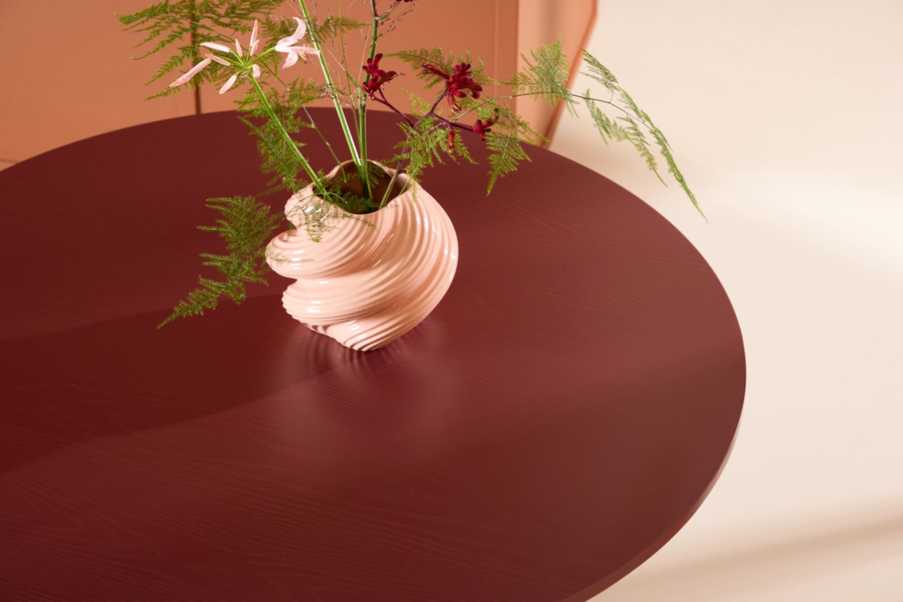 Stół do jadalni Lenox okrągły 110 cm bordowy z ryflowaną podstawą