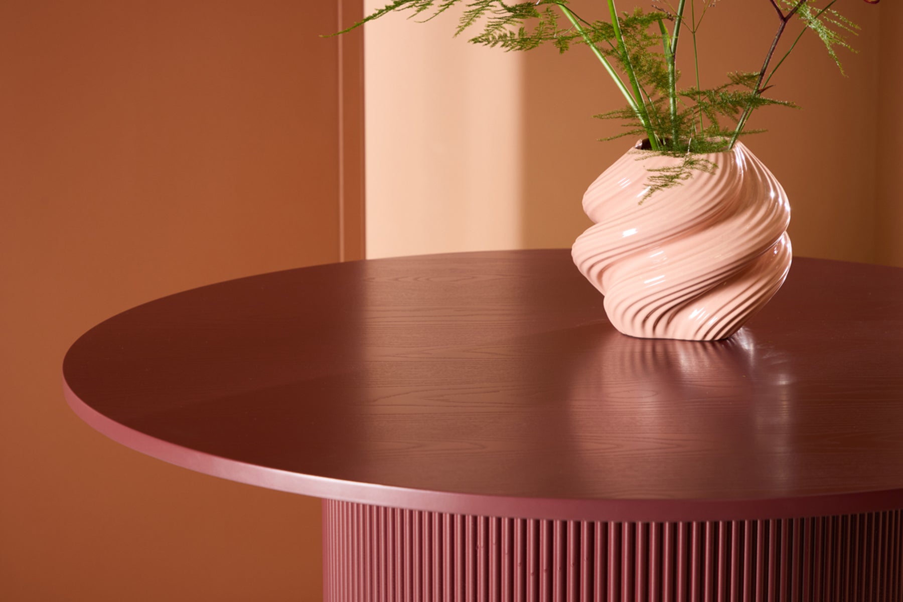 Stół do jadalni Lenox okrągły 110 cm bordowy z ryflowaną podstawą