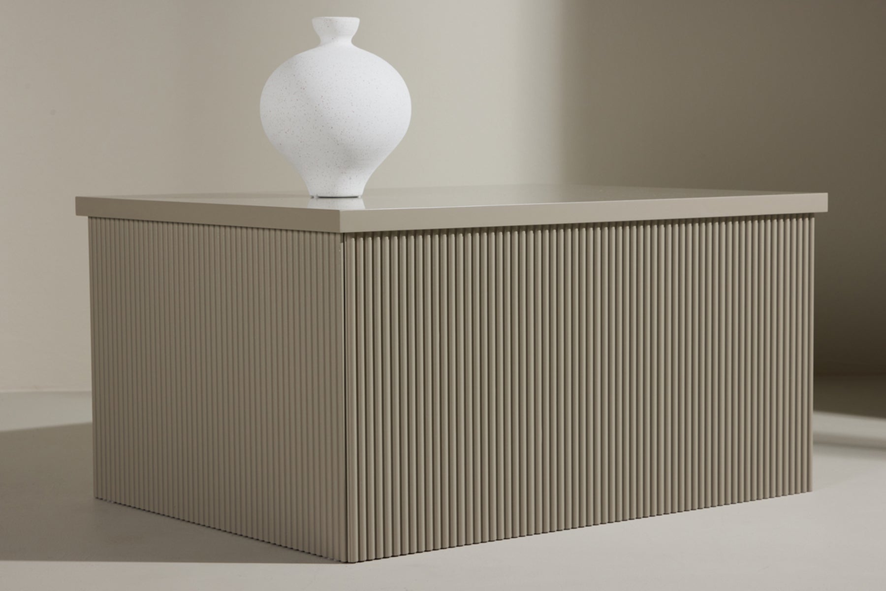 Stolik kawowy Lenox 80x40 cm beż piaskowy z ryflowaną podstawą