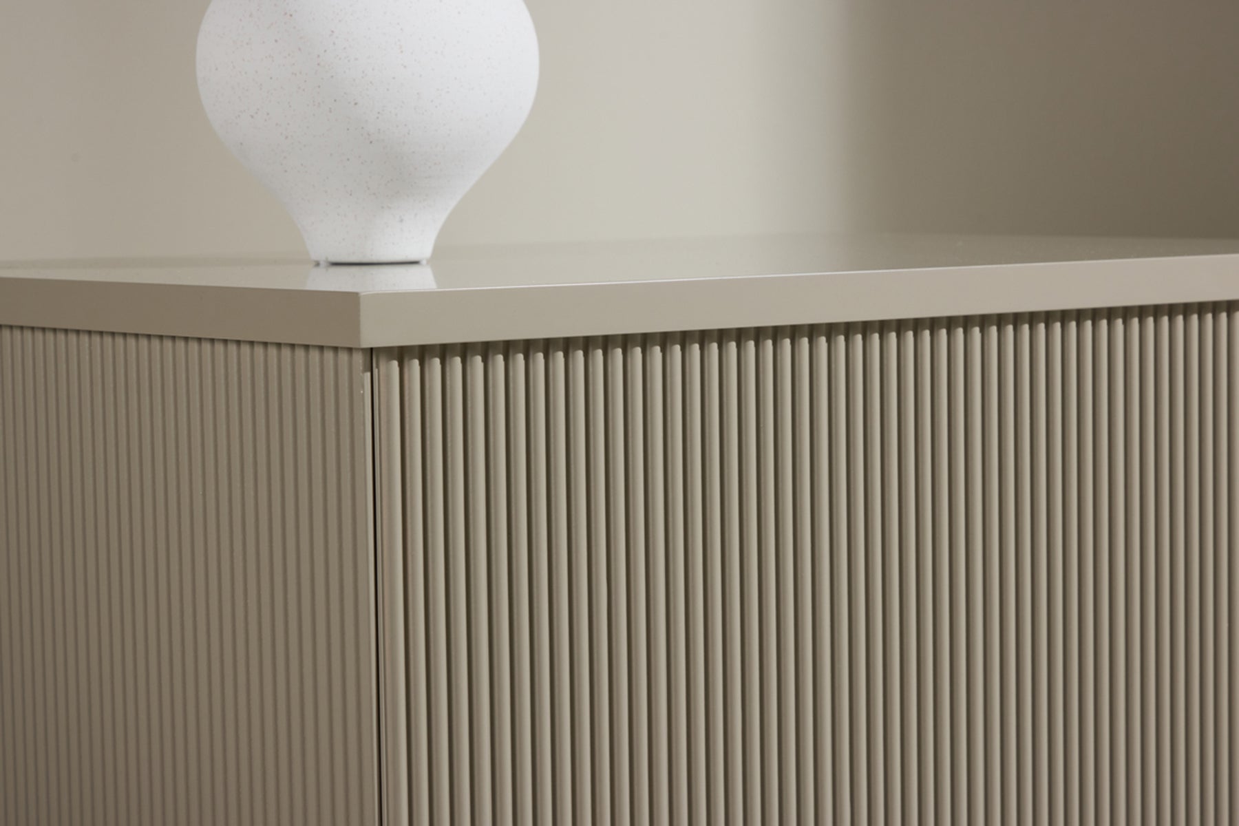 Stolik kawowy Lenox 80x40 cm beż piaskowy z ryflowaną podstawą