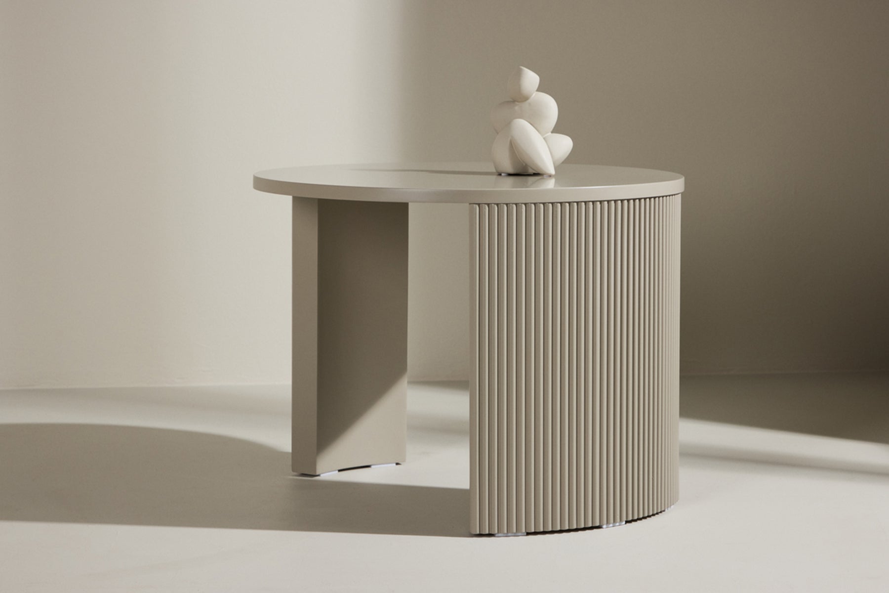 Stolik kawowy Comitty okrągły 60 cm beż piaskowy z ryflowaną podstawą