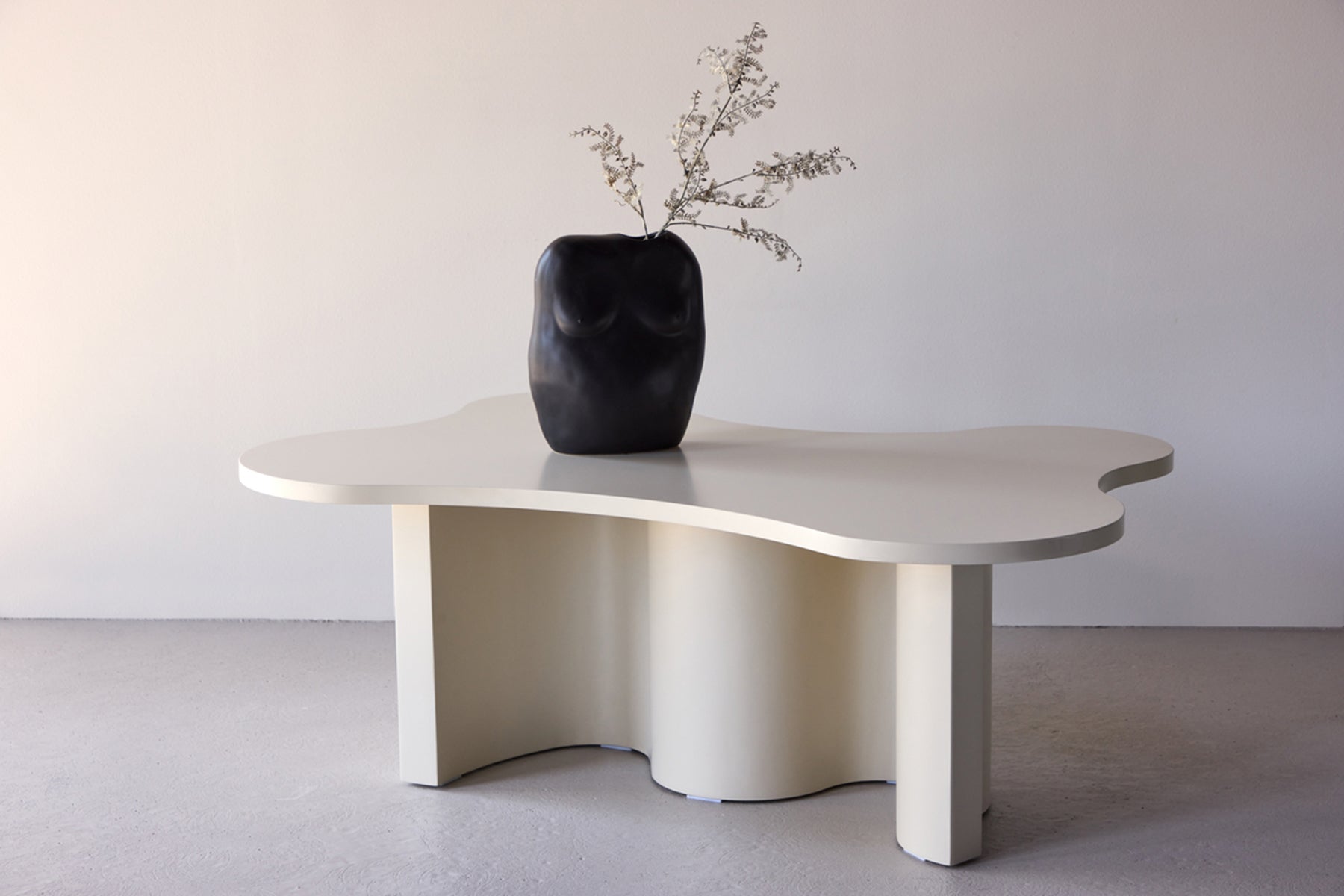 Stolik kawowy Rinae 120x80 cm beżowy z blatem o nieregularnym kształcie