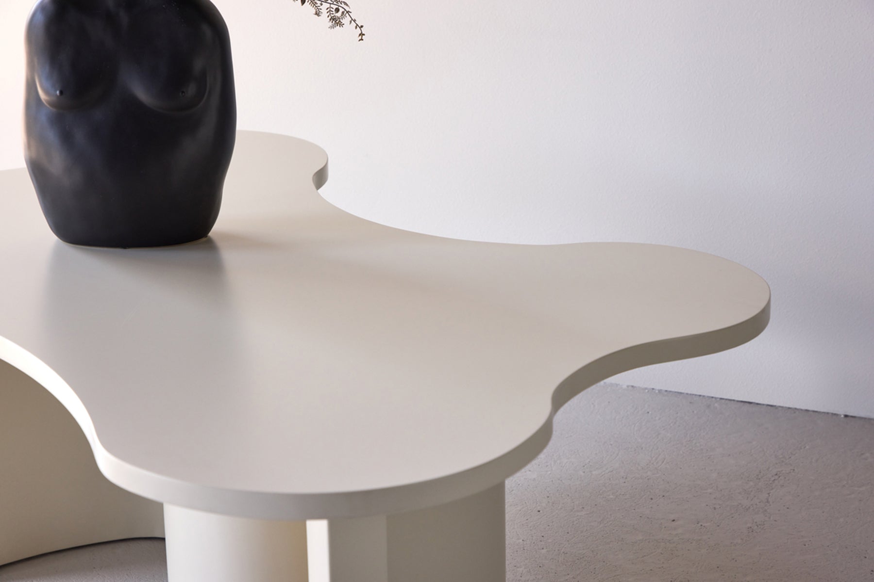 Stolik kawowy Rinae 120x80 cm beżowy z blatem o nieregularnym kształcie