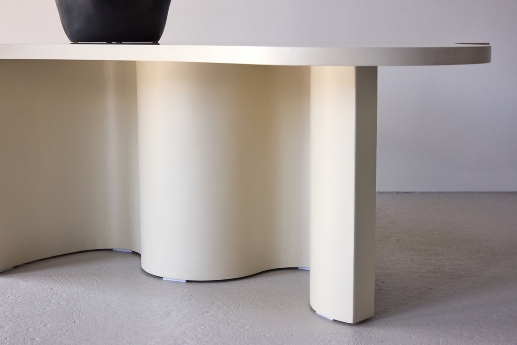 Stolik kawowy Rinae 120x80 cm beżowy z blatem o nieregularnym kształcie