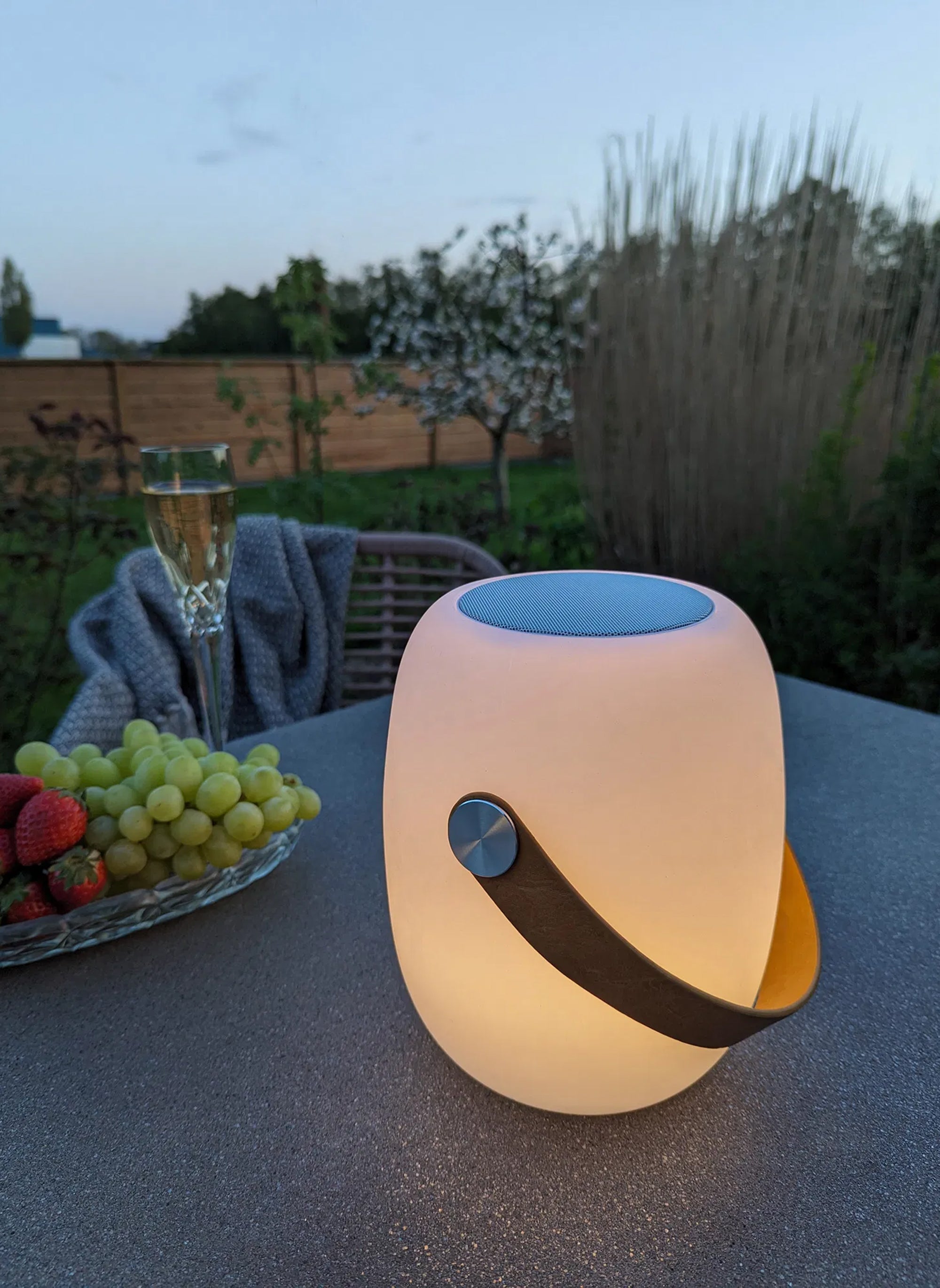 Lampa ogrodowa Cardiff LED z głośnikiem bluetooth biała