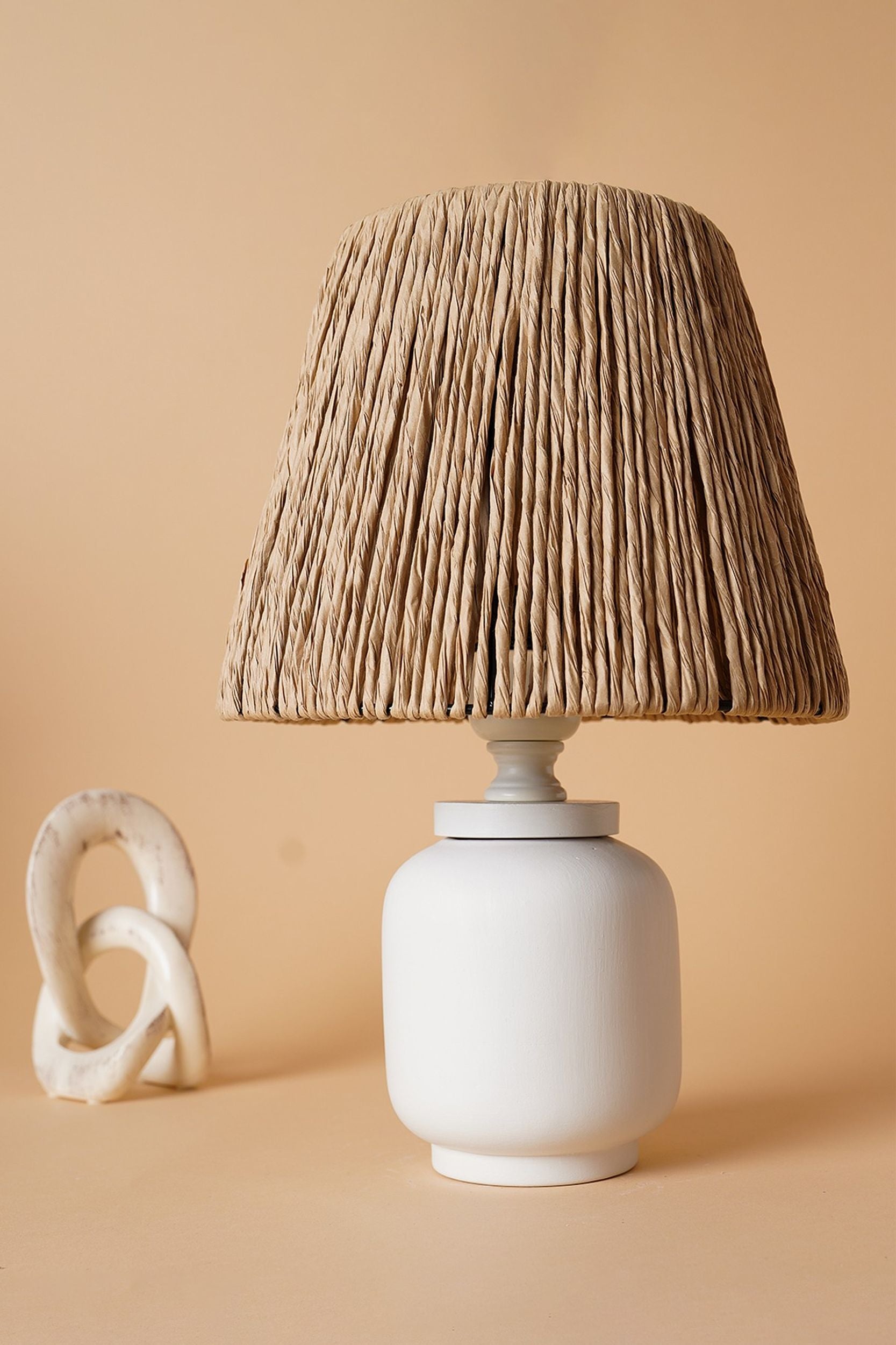 Lampa stołowa Trooled ceramiczny korpus biała z naturalnym kloszem