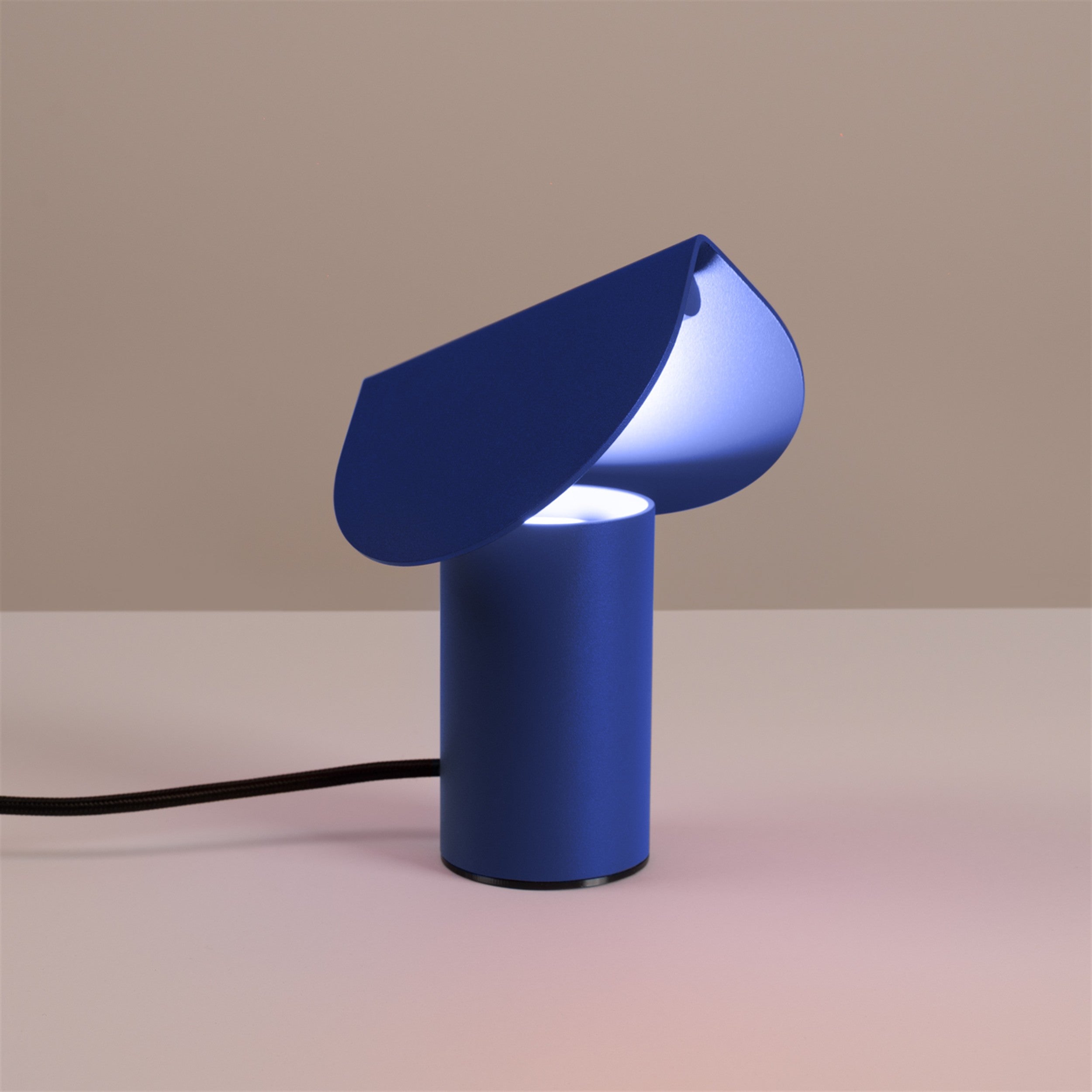 Lampa stołowa Biscuit LED ultramaryna