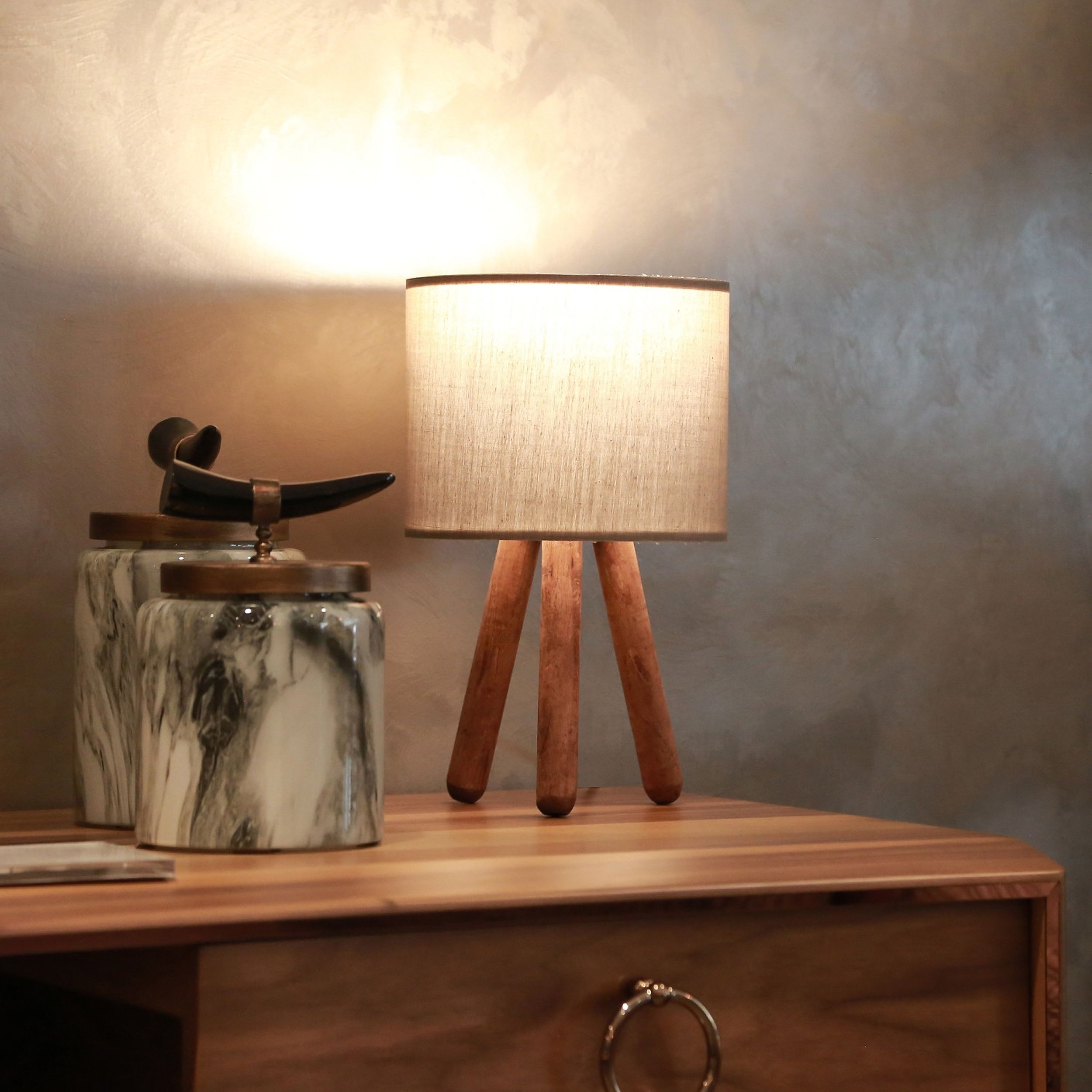 Lampa stołowa Fiestvier ciemnoszary klosz/drewno bukowe