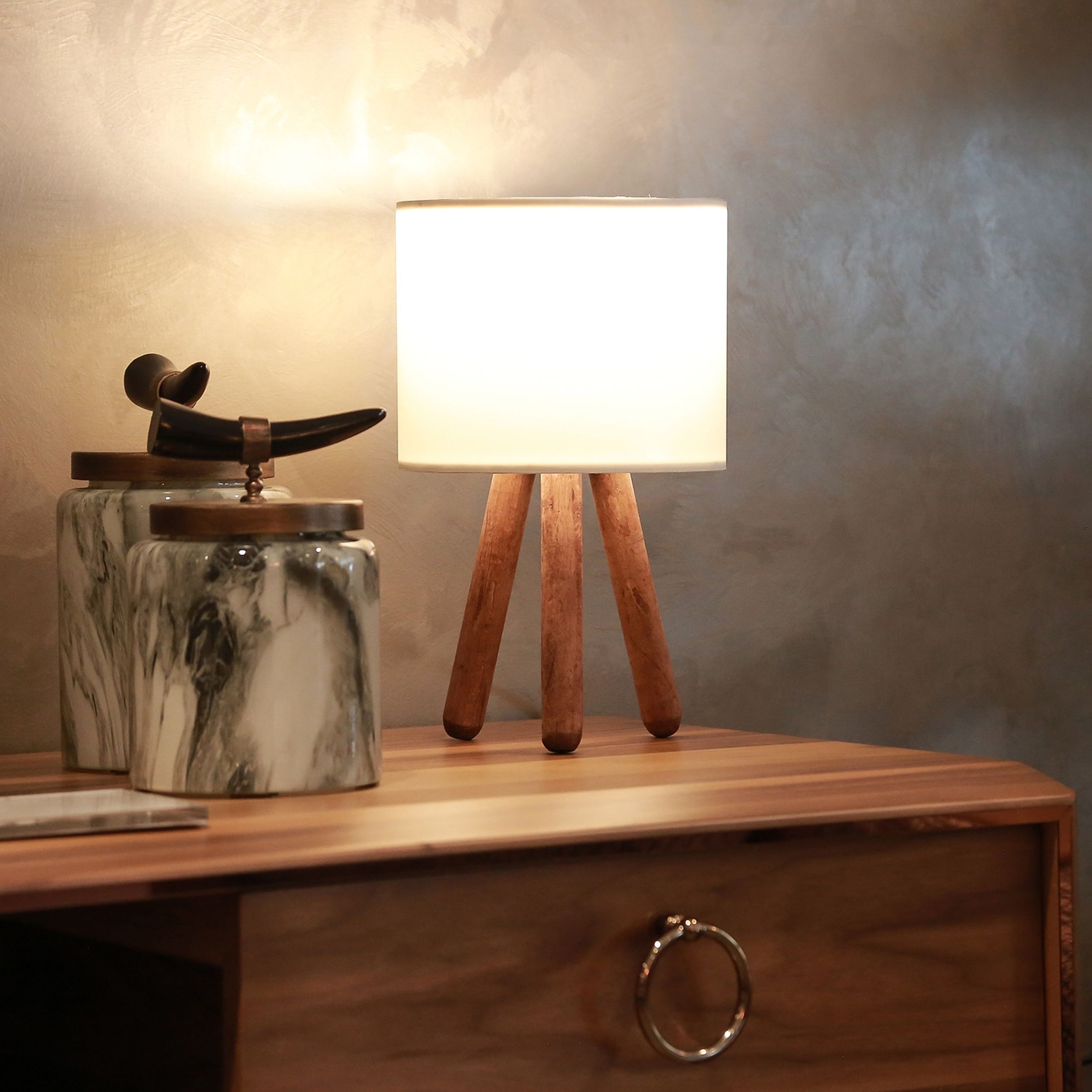 Lampa stołowa Fiestvier kremowy klosz/drewno bukowe