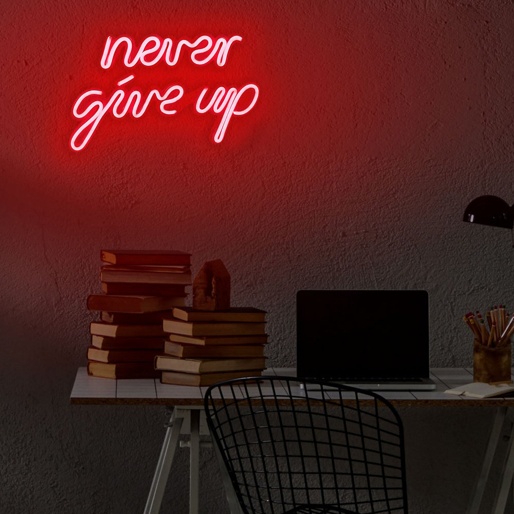 Neon na ścianę Letely z napisem Never Give Up czerwony