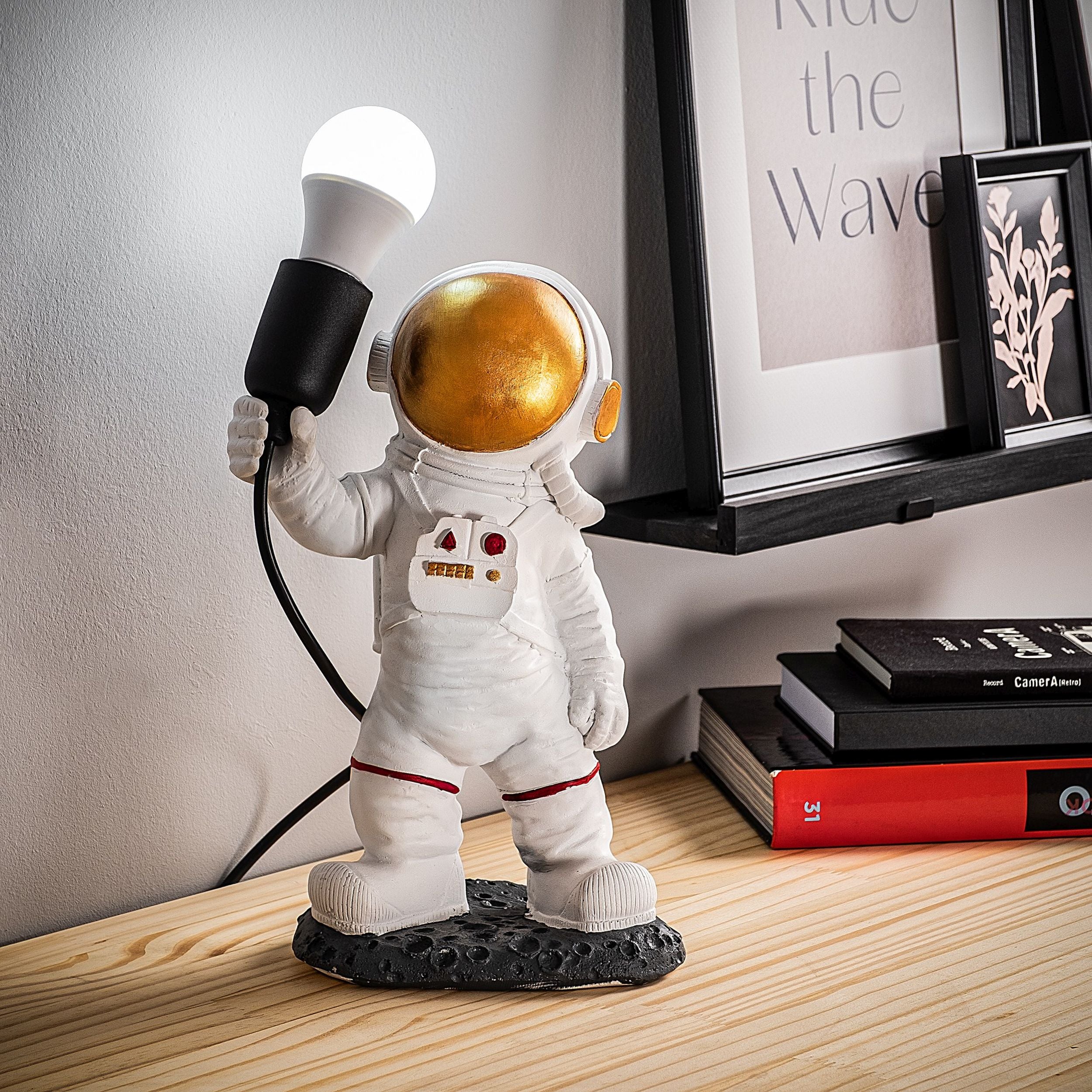 Lampa stołowa Expettle astronauta