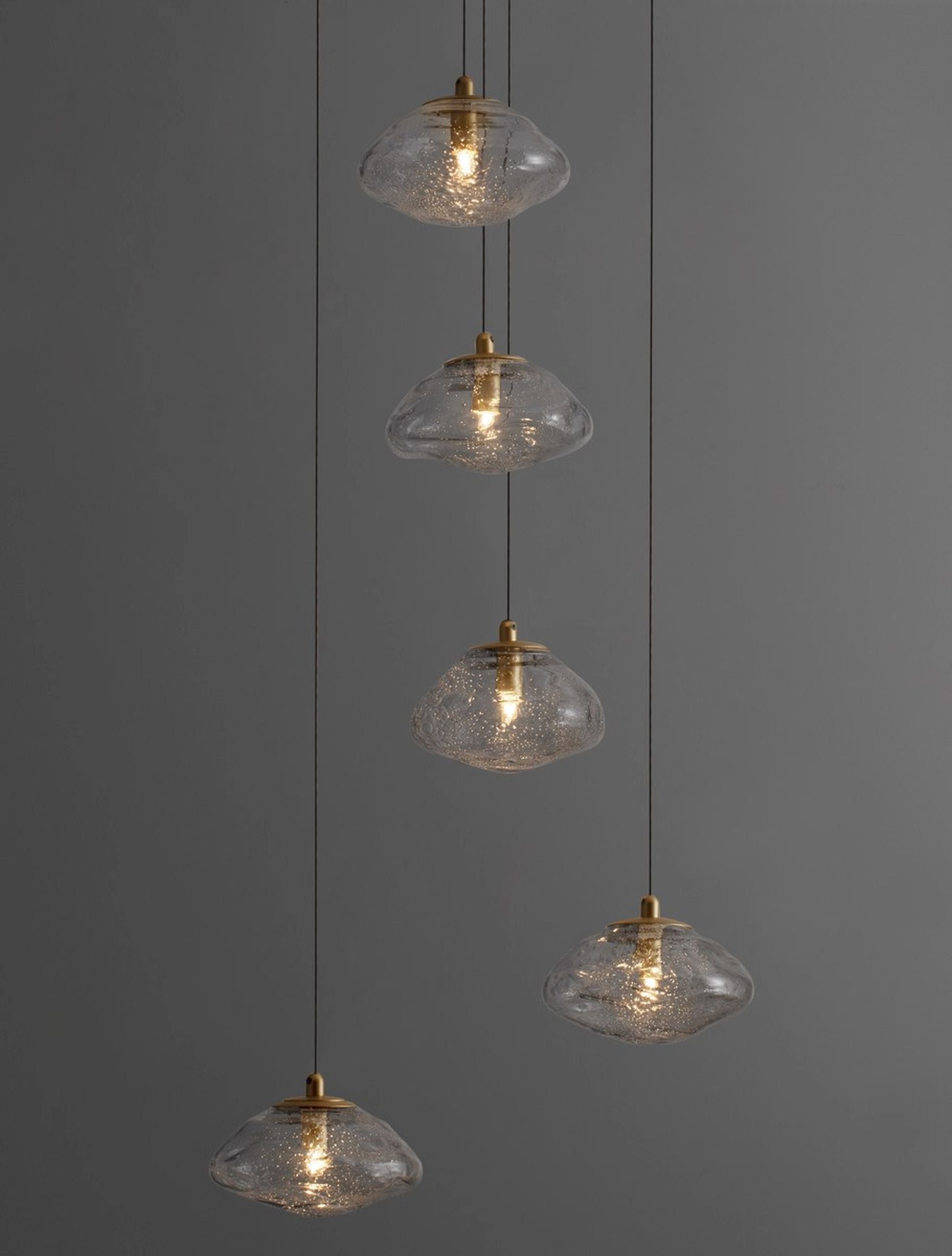 Lampa wisząca Elanke x5 na okrągłej podsufitce złota