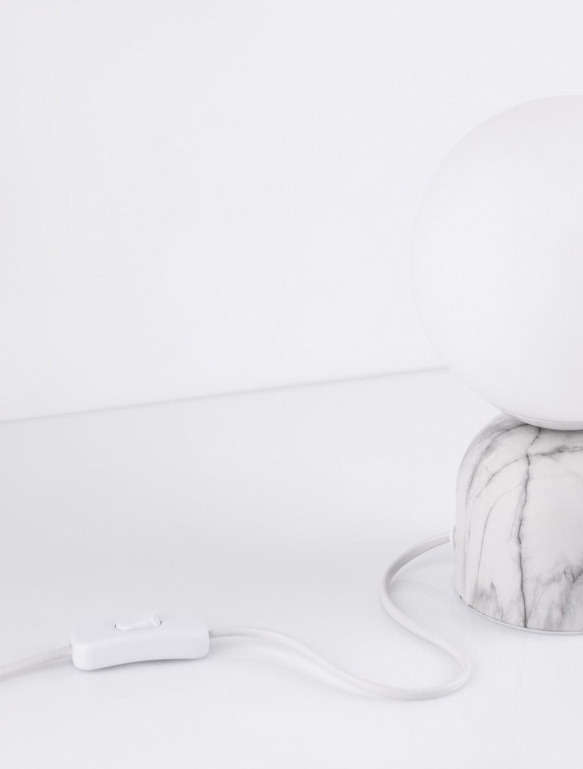 Lampa stołowa Eviall biała marmurowa