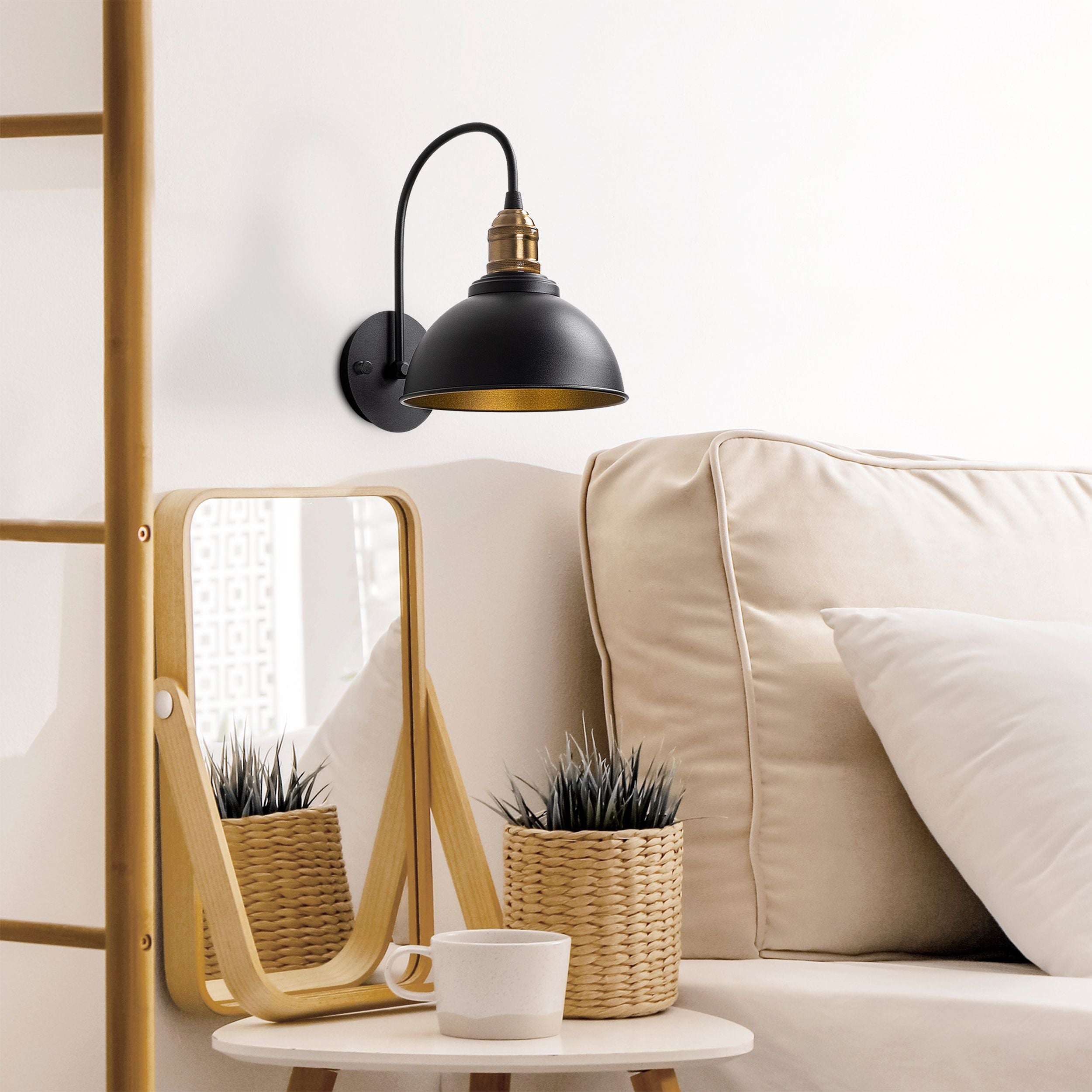 Lampa ścienna Alltand czarna z miedzianymi detalami