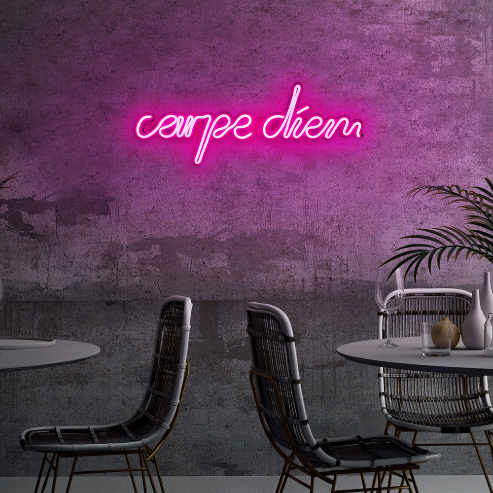 Neon na ścianę Letely z napisem Carpe Diem różowy
