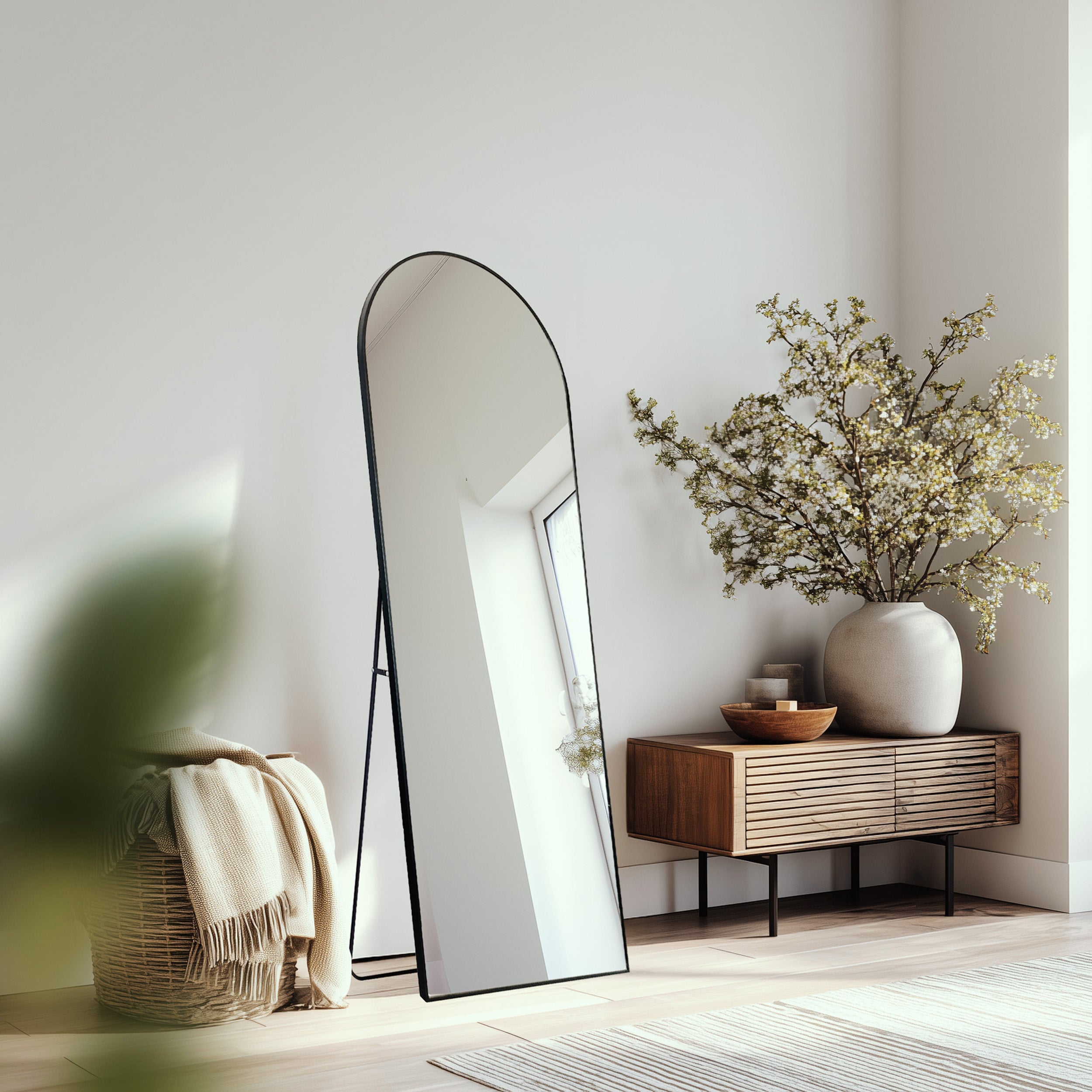 Lustro stojące w aluminiowej ramie Aurea 140x50 cm czarne