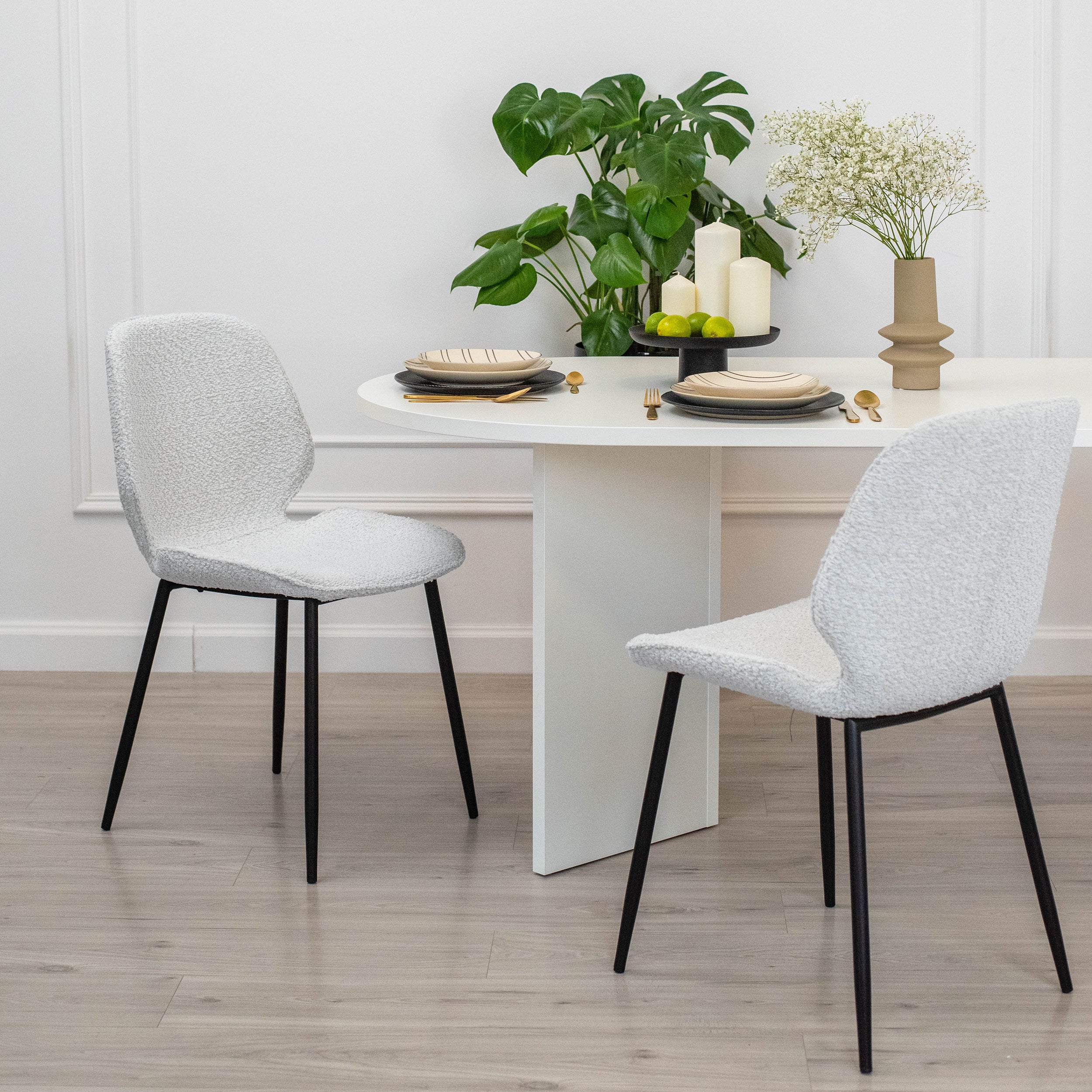 Krzesło tapicerowane Rablart kremowa tkanina typu teddy na czarnych nóżkach