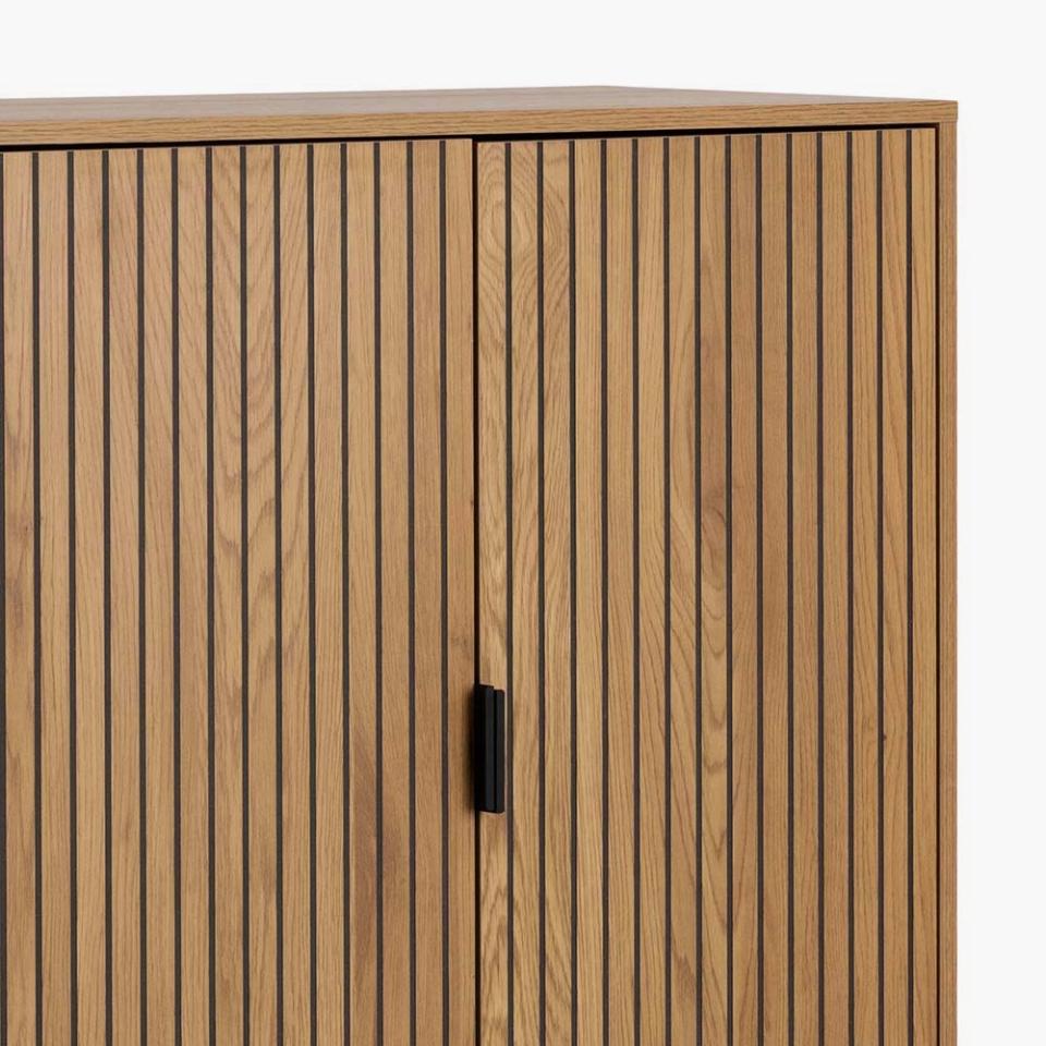 Wysoka komoda Flutivess dąb z lamelowym frontem i półkami na metalowych nóżkach 80 cm