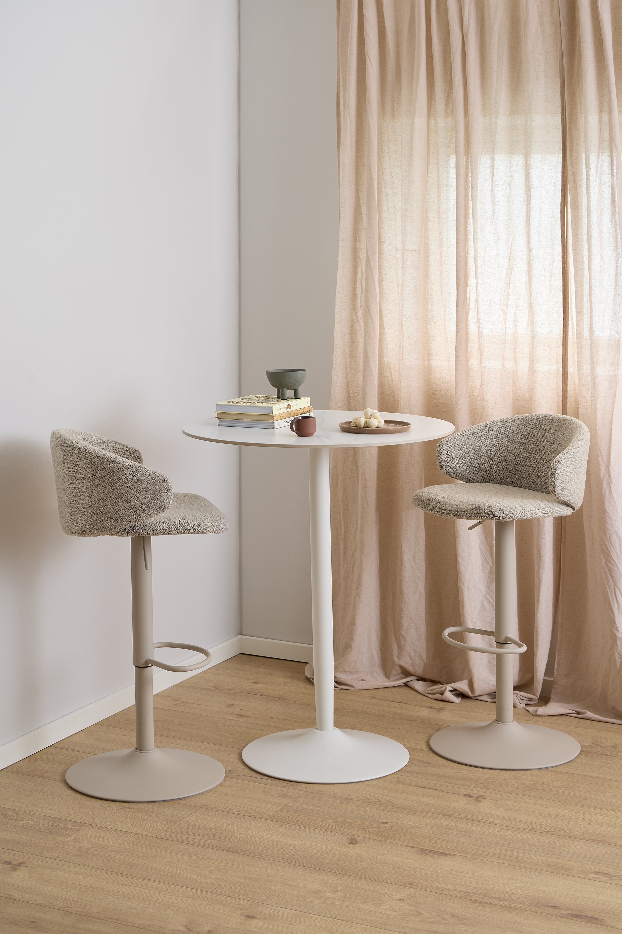 Stolik barowy Roshly średnica 80 cm biały ceramiczny blat z metalową podstawą