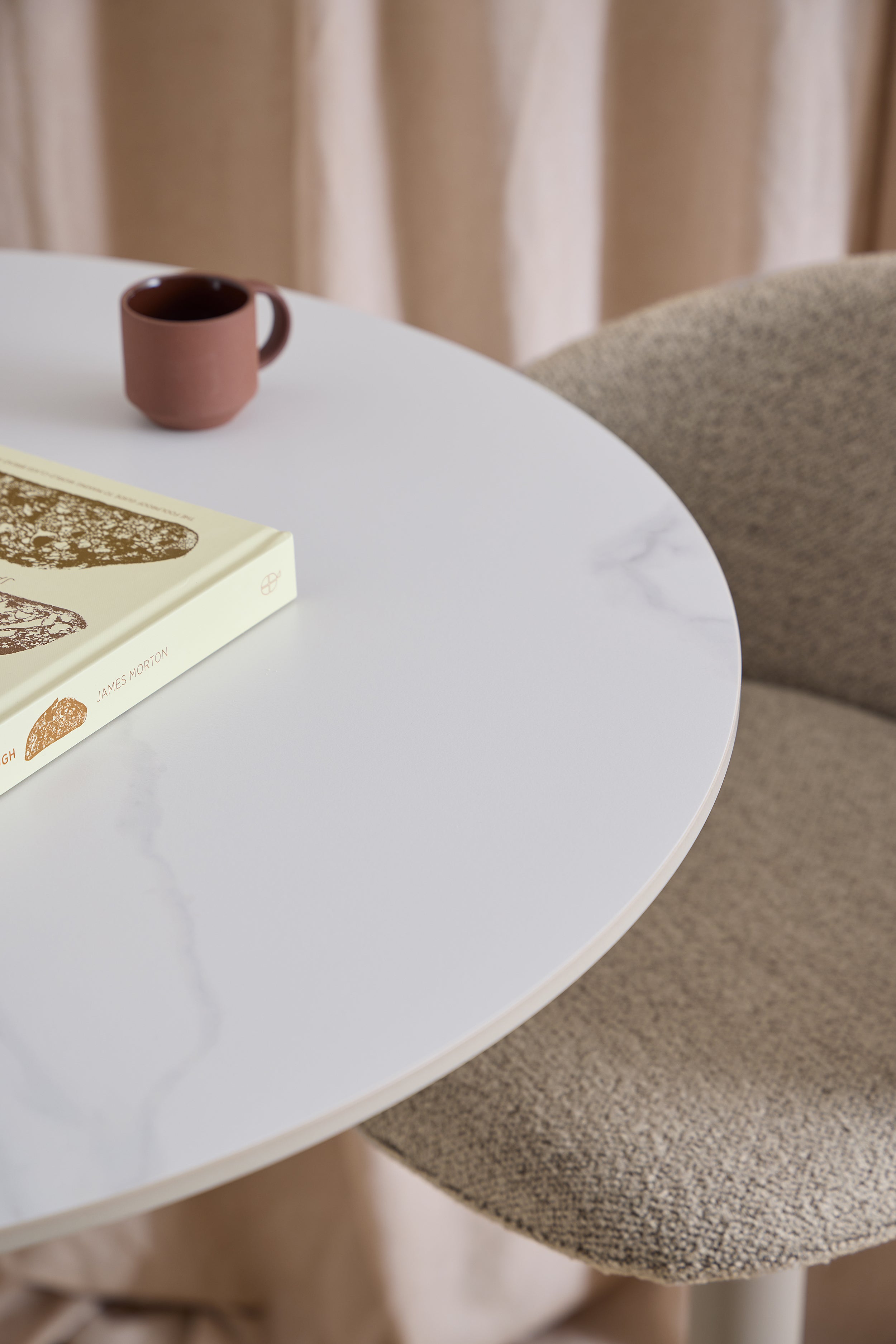 Stolik barowy Roshly średnica 80 cm biały ceramiczny blat z metalową podstawą