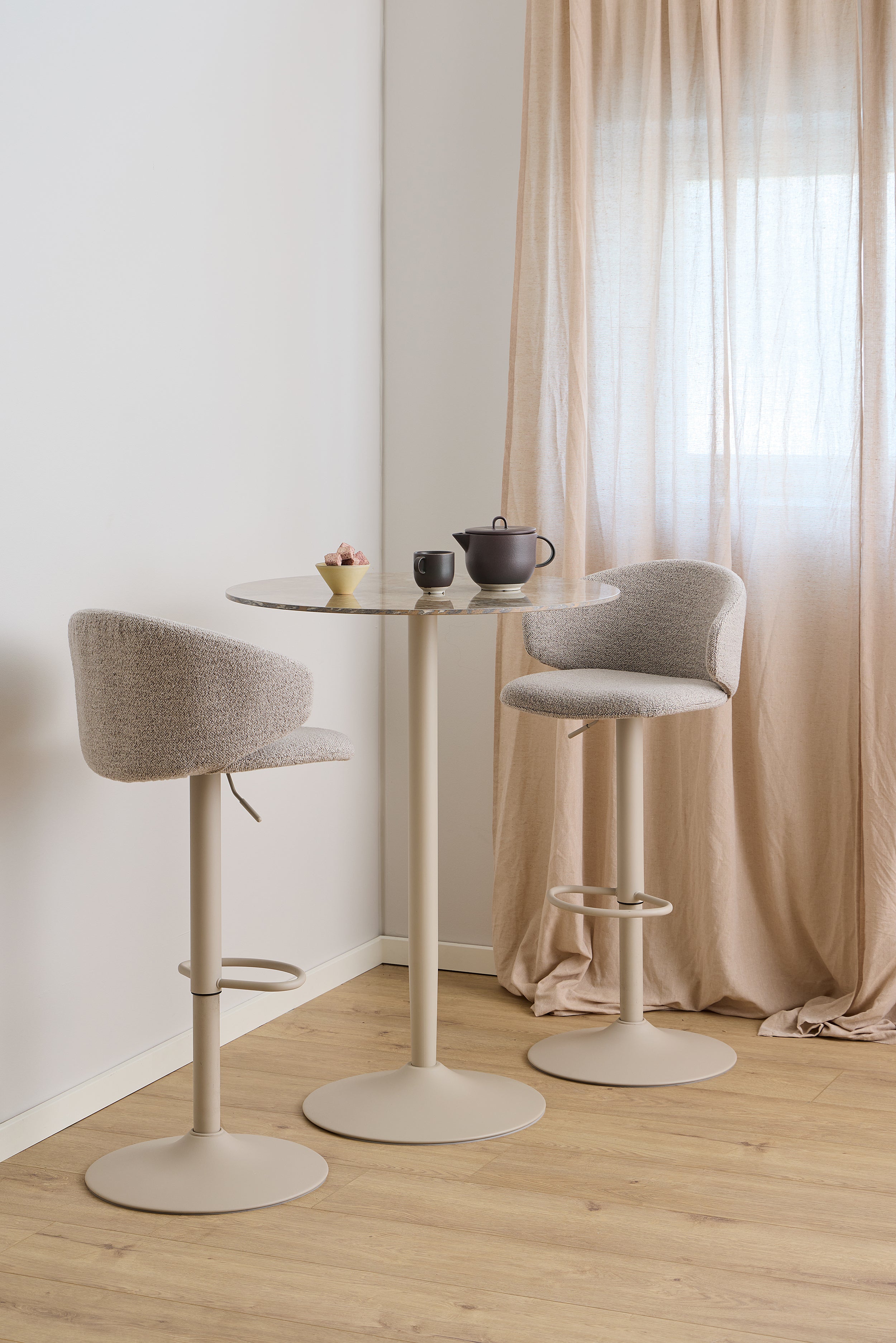 Stolik barowy Roshly średnica 80 cm trawertyn ceramiczny blat z metalową podstawą