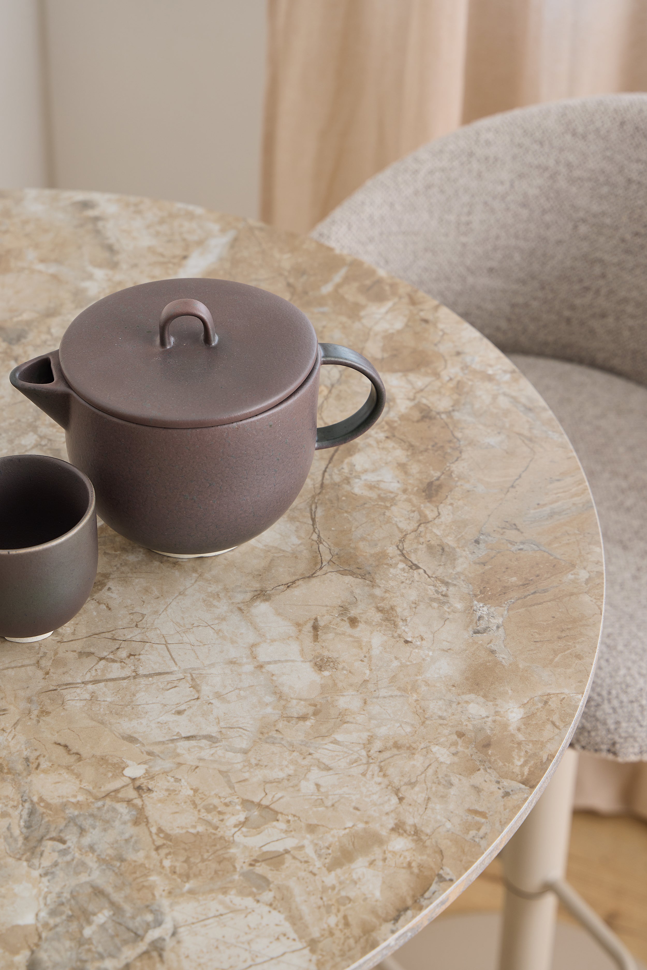 Stolik barowy Roshly średnica 80 cm trawertyn ceramiczny blat z metalową podstawą