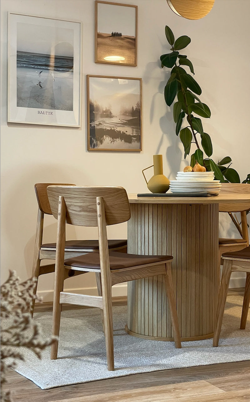 Stół okrągły Gativel 120 cm z okrągłą podstawą lamele dąb naturalny