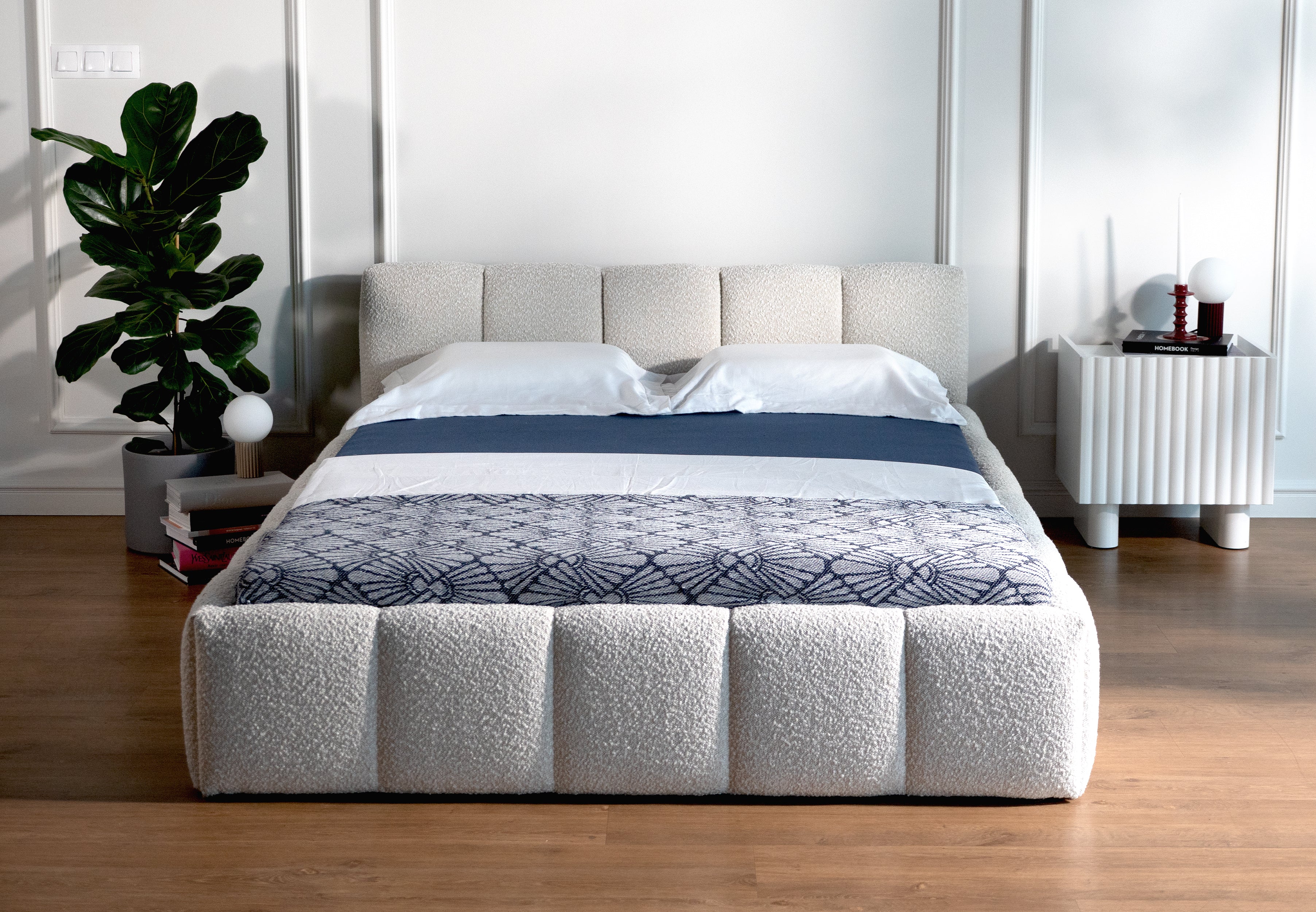 Łóżko tapicerowane 160x200 cm Cloudy Low z pojemnikiem jasnobeżowe boucle stelaż metalowy