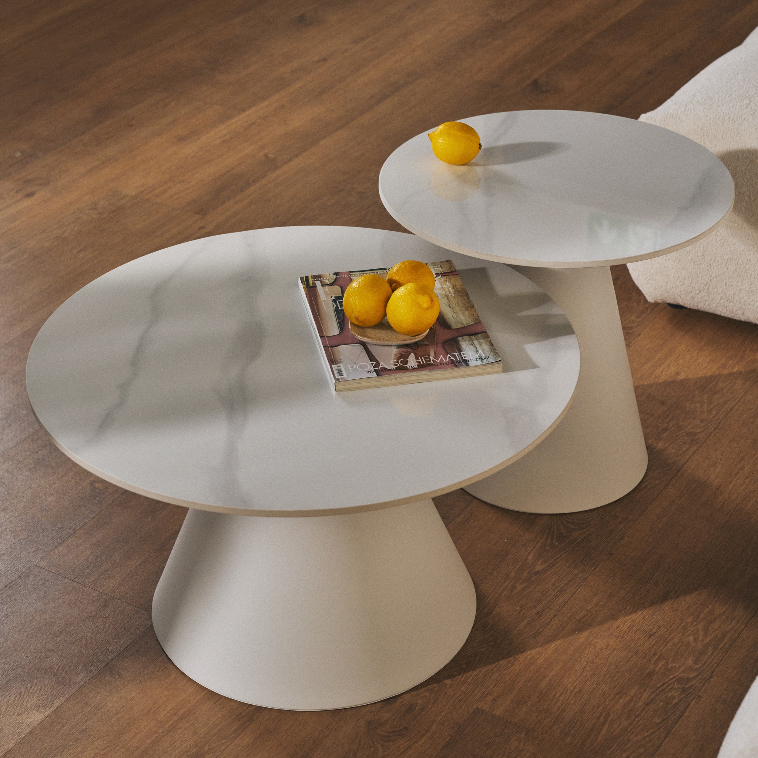 Zestaw stolików kawowych Blonco okrągłe 50 i 70 cm białe z kamiennym blatem i metalową podstawą