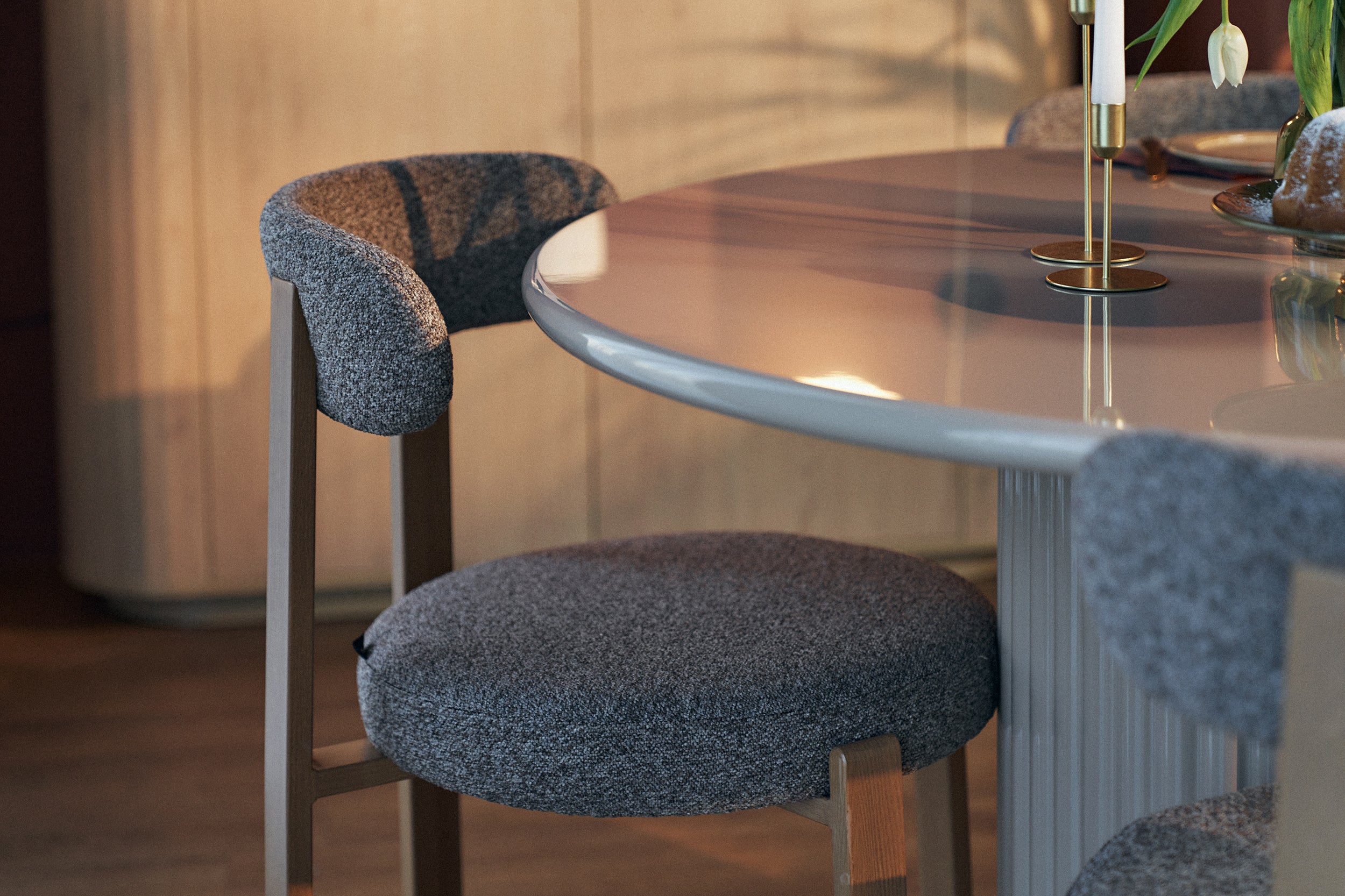 Stół okrągły do jadalni Prinise 120 cm taupe wysoki połysk