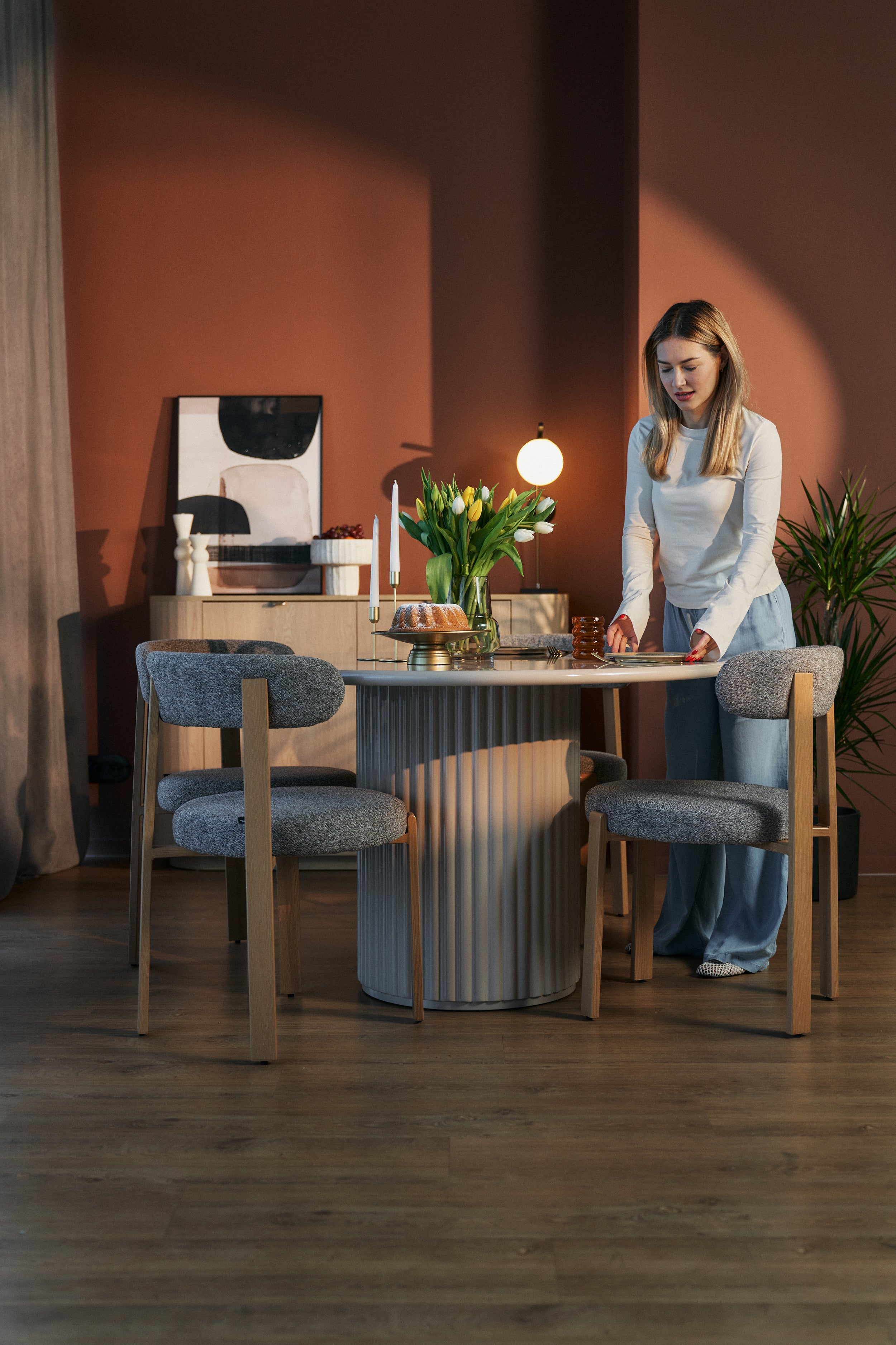 Stół okrągły do jadalni Prinise 120 cm taupe wysoki połysk