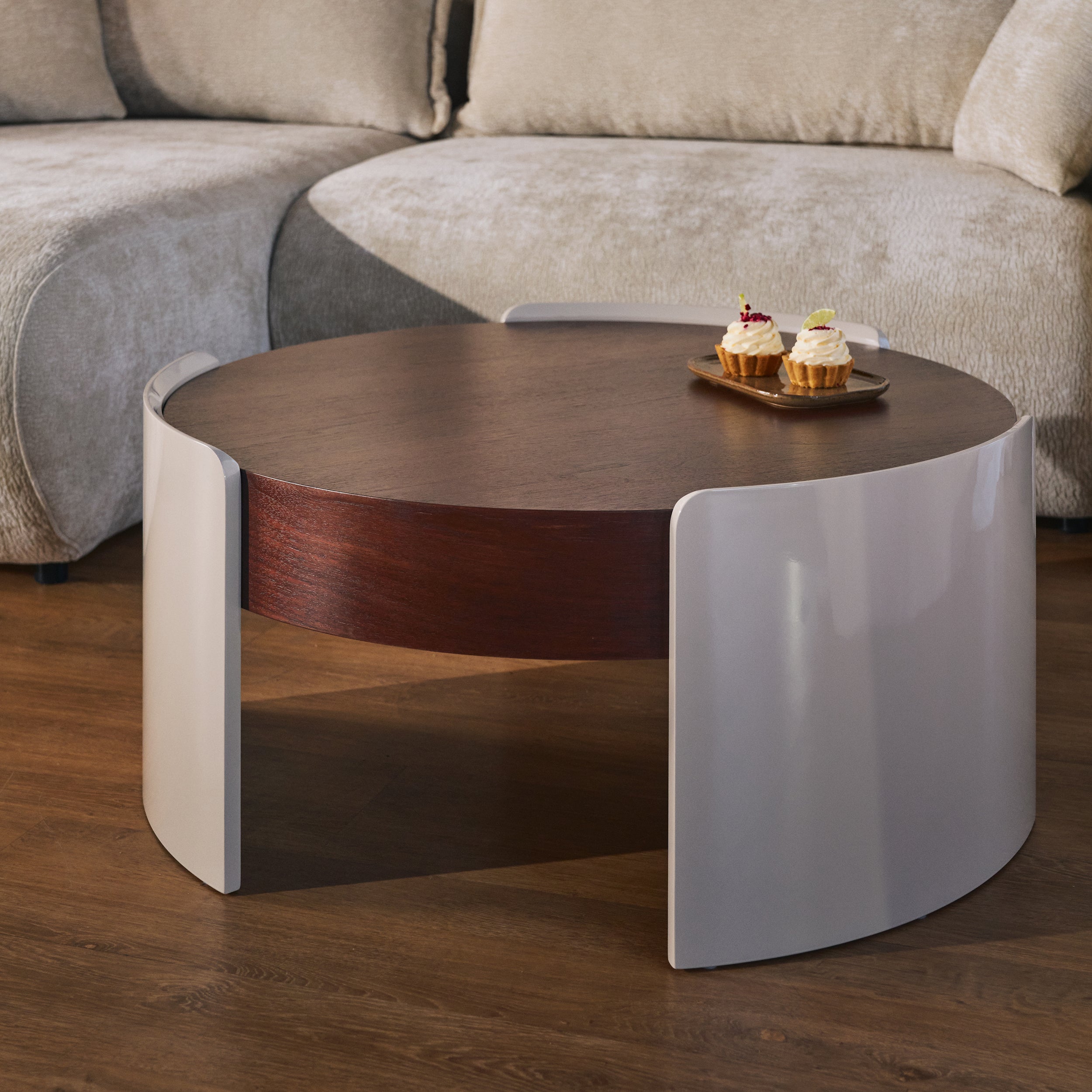 Stolik kawowy Teralle okrągły 90 cm orzech na beżowej podstawie wysoki połysk