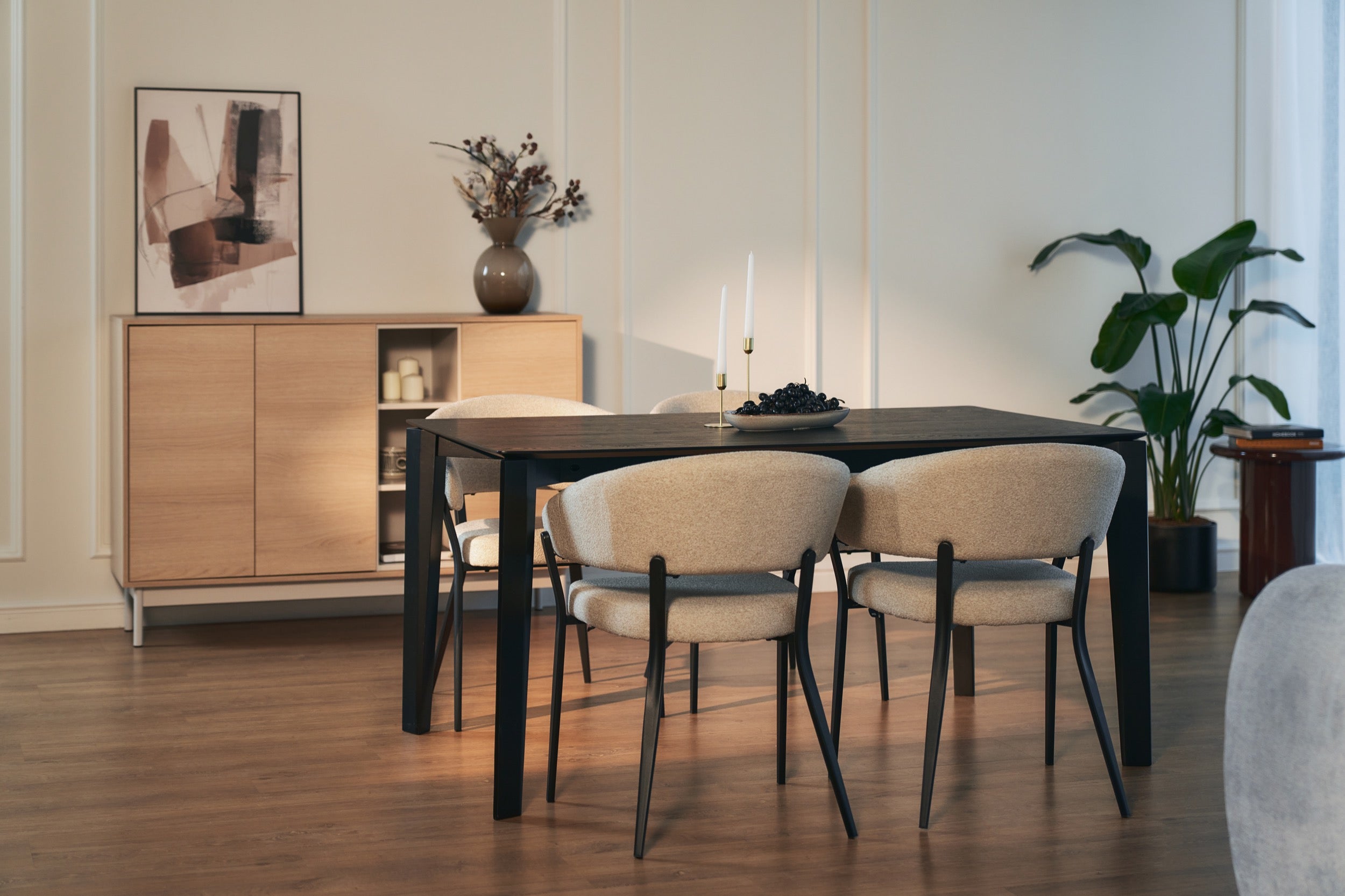 Komoda trzydrzwiowa Layen z trzema wnękami 138 cm dąb lindberg/kaszmir