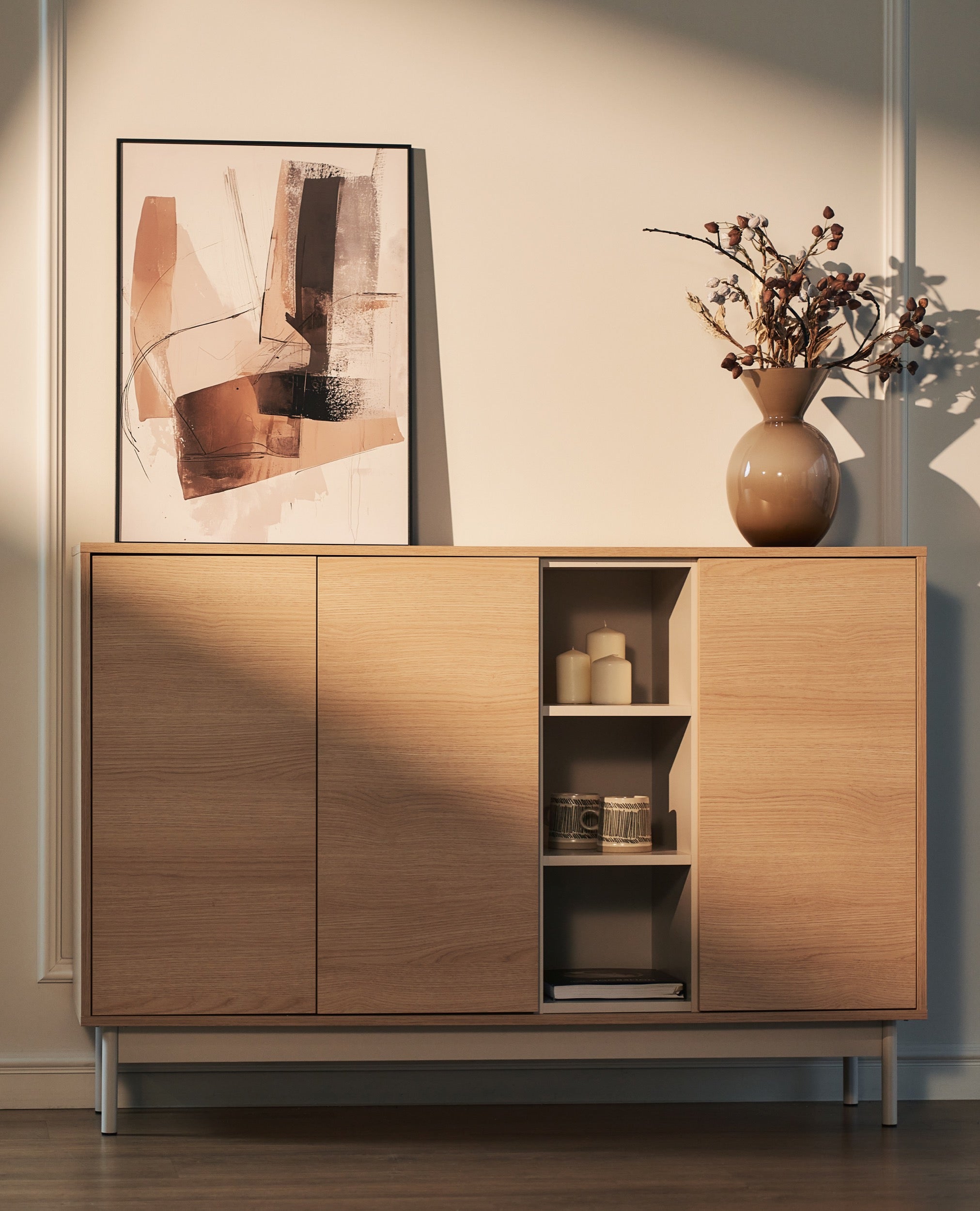Komoda trzydrzwiowa Layen z trzema wnękami 138 cm dąb lindberg/kaszmir