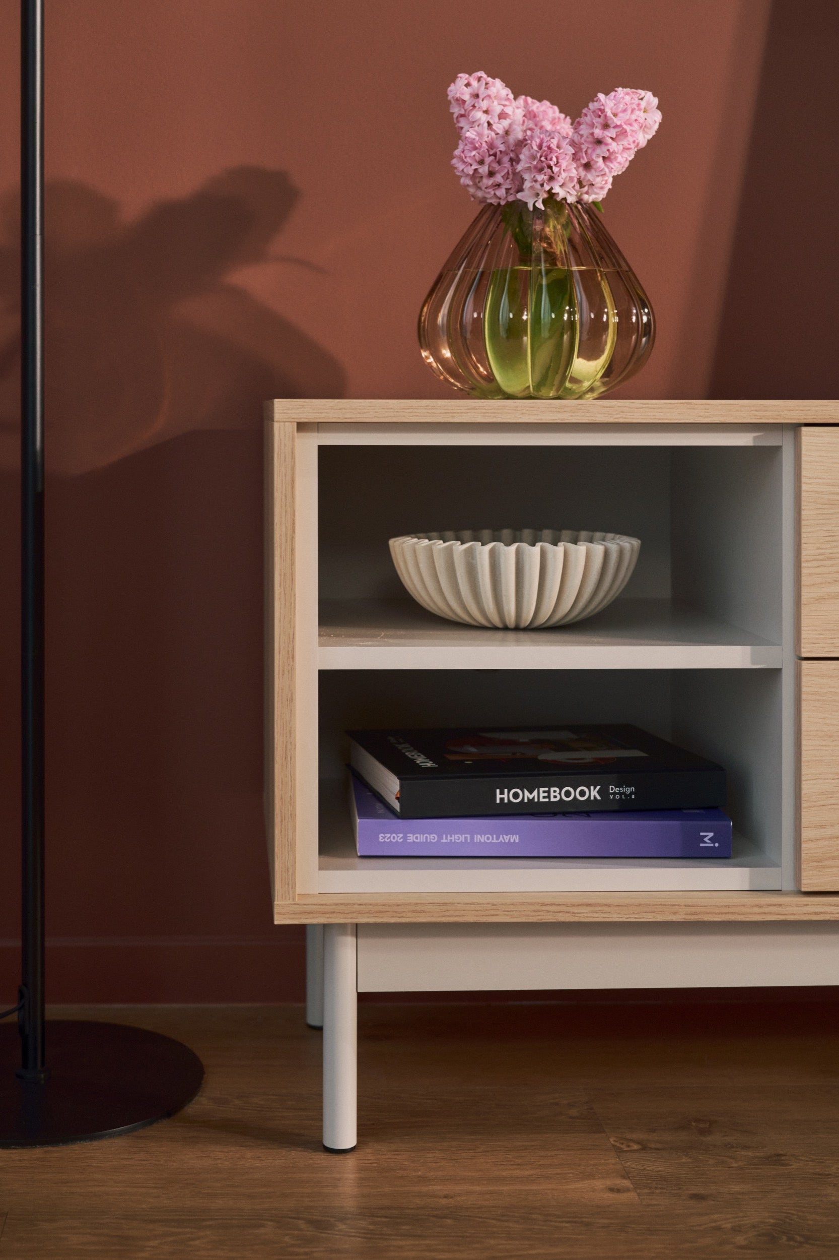 Szafka RTV jednodrzwiowa Layen z dwiema szufladami i trzema wnękami 138 cm dąb lindberg/kaszmir