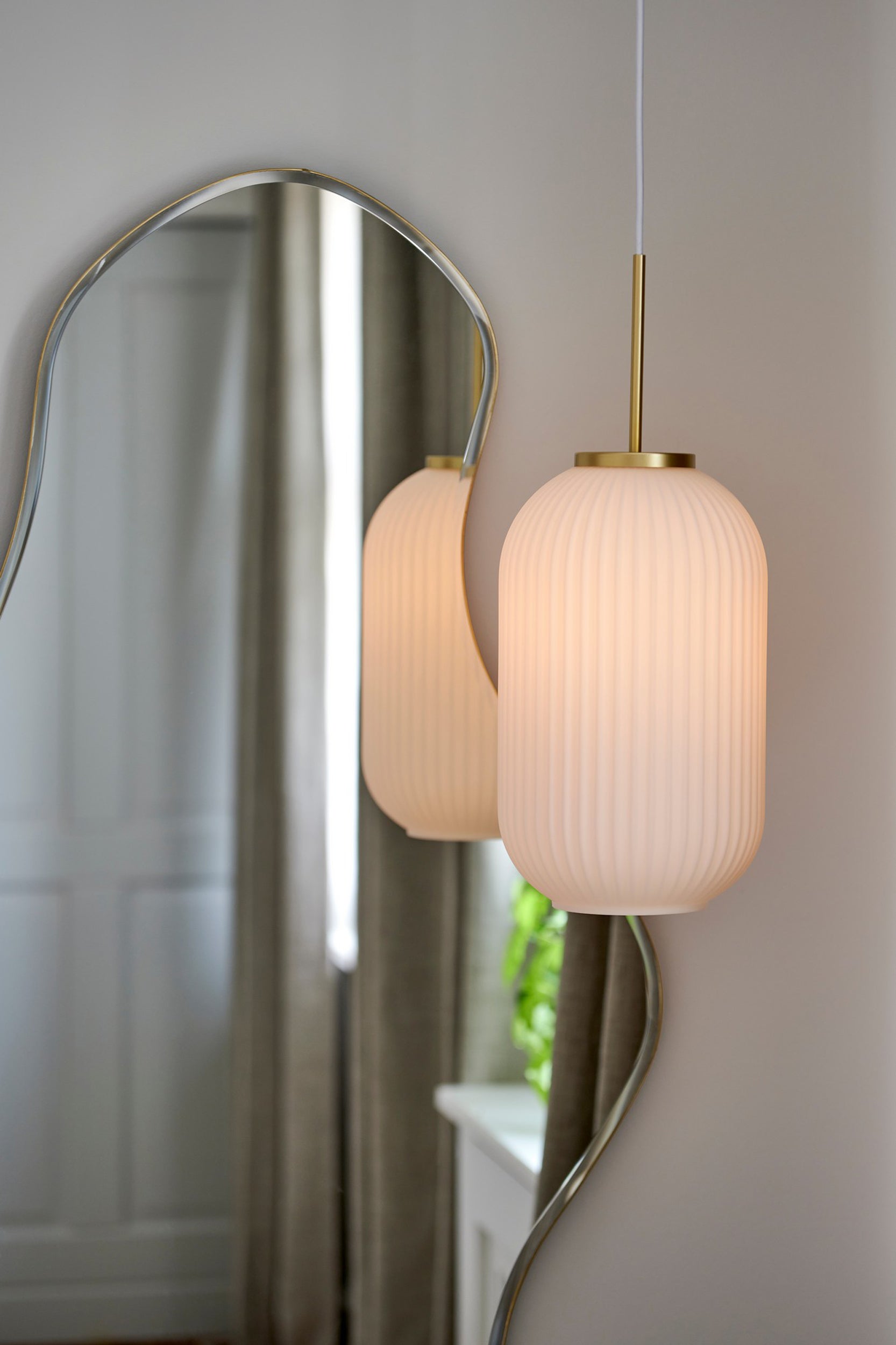 Lampa wisząca Milford biała ze złotym detalem