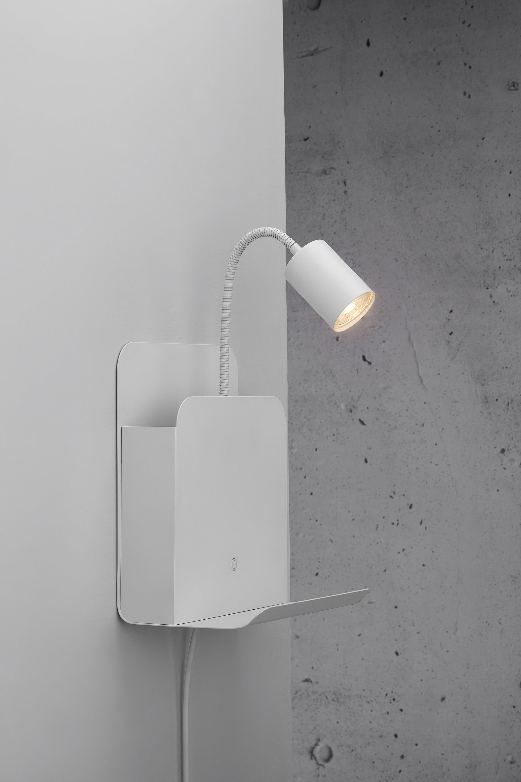 Kinkiet ścienny Roomi biały z półką i portem USB