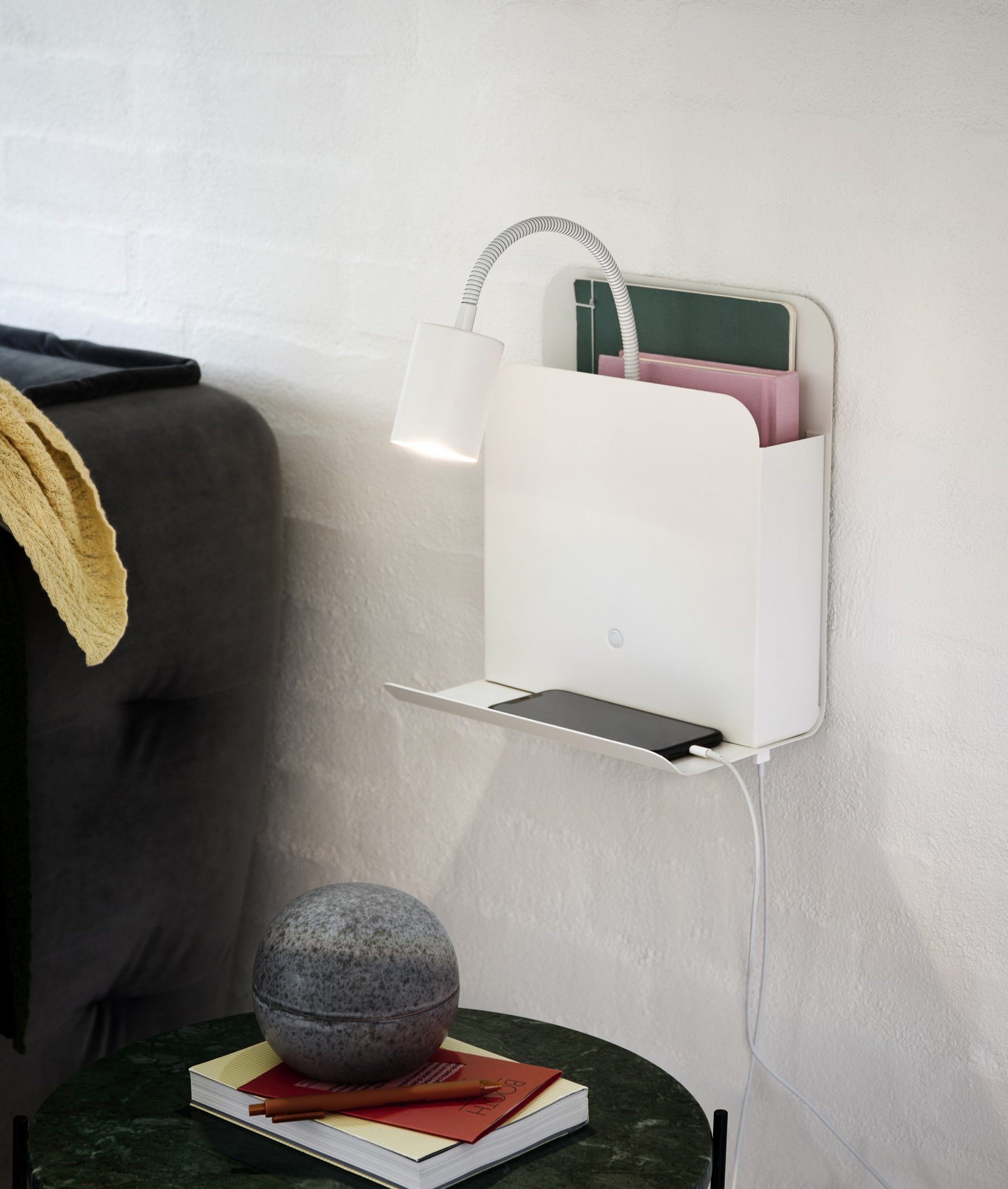 Kinkiet ścienny Roomi biały z półką i portem USB