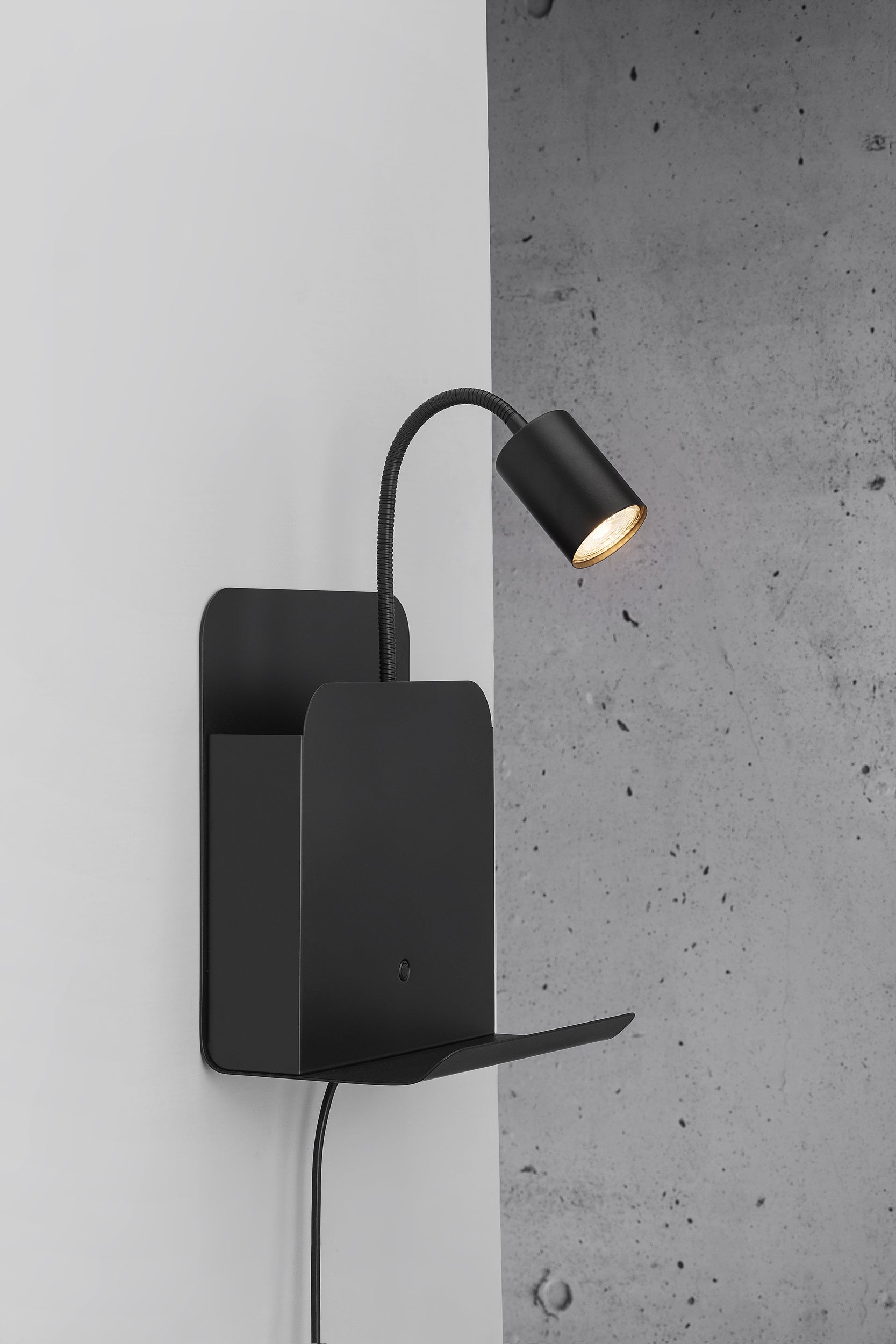 Kinkiet ścienny Roomi czarny z półką i portem USB