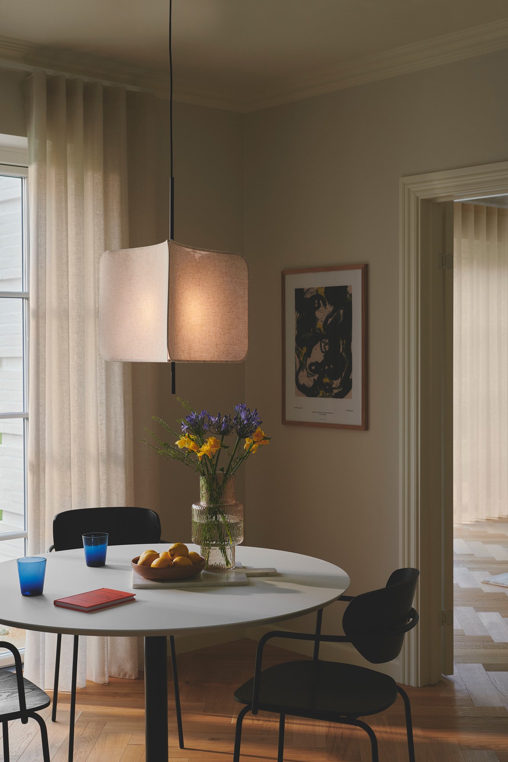 Lampa wisząca Tinto czarna z beżowym abażurem