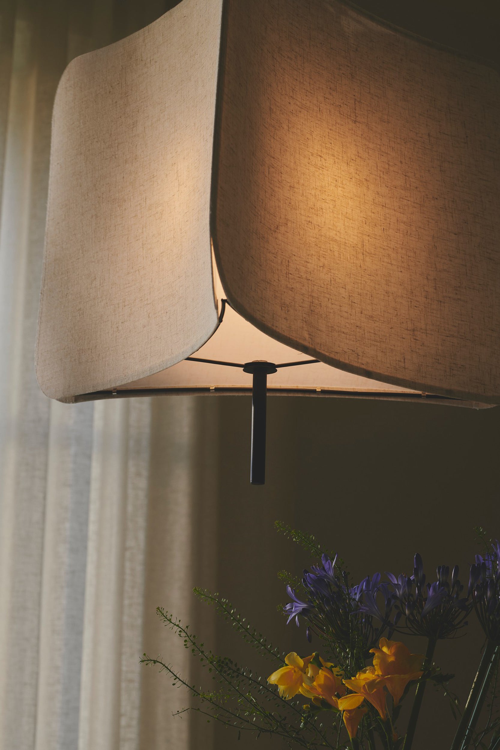 Lampa wisząca Tinto czarna z beżowym abażurem