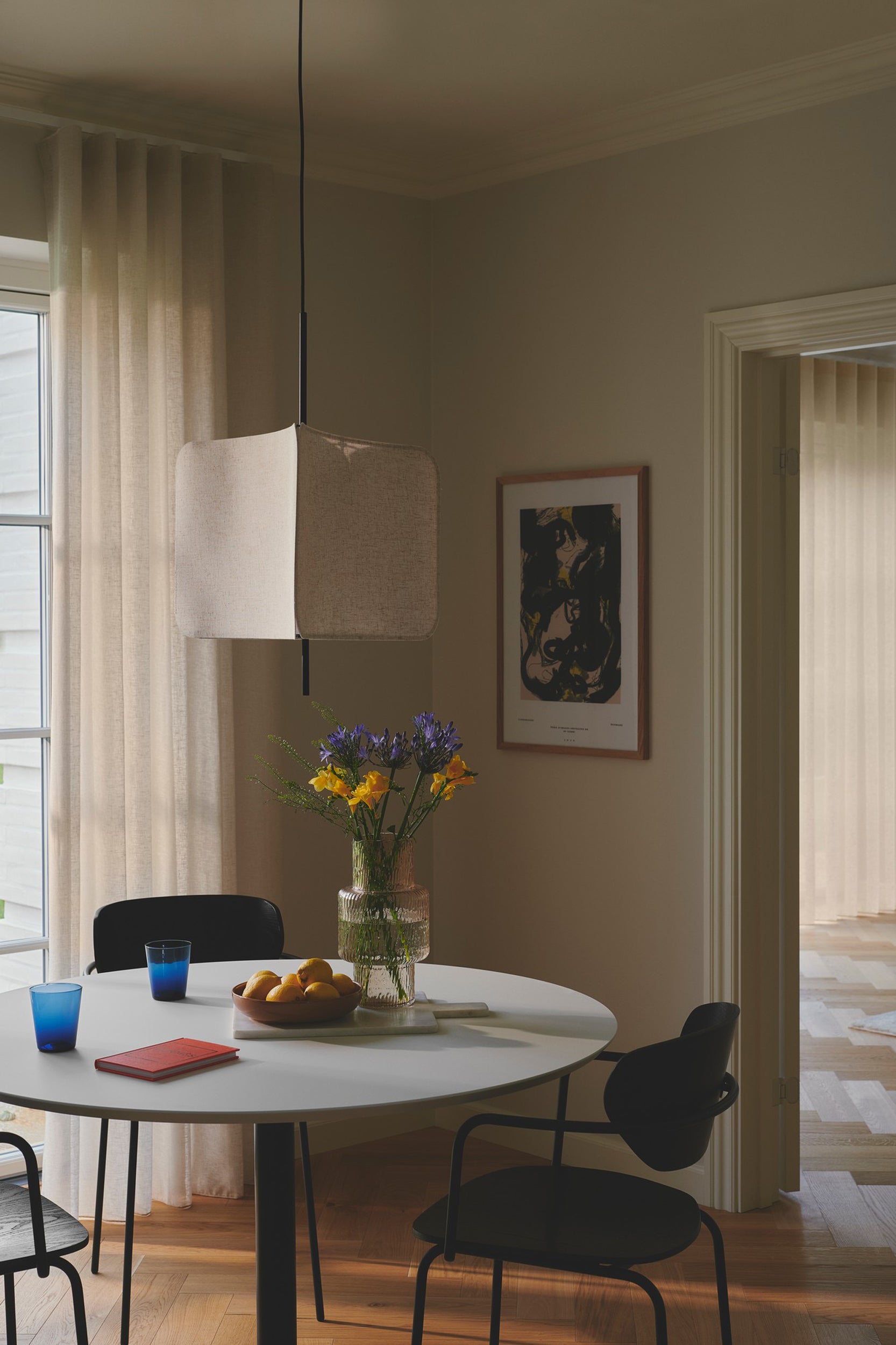 Lampa wisząca Tinto czarna z beżowym abażurem