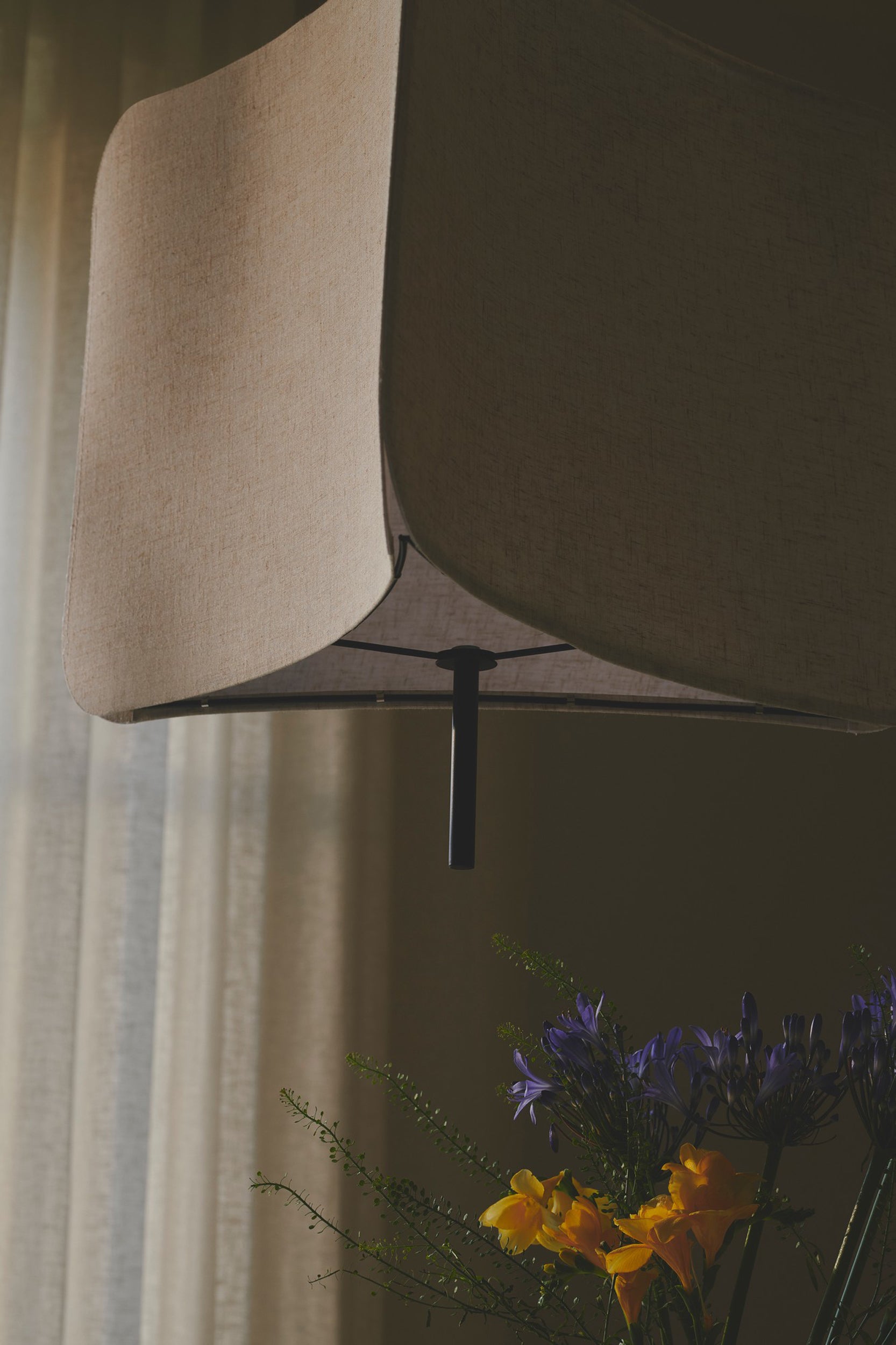 Lampa wisząca Tinto czarna z beżowym abażurem